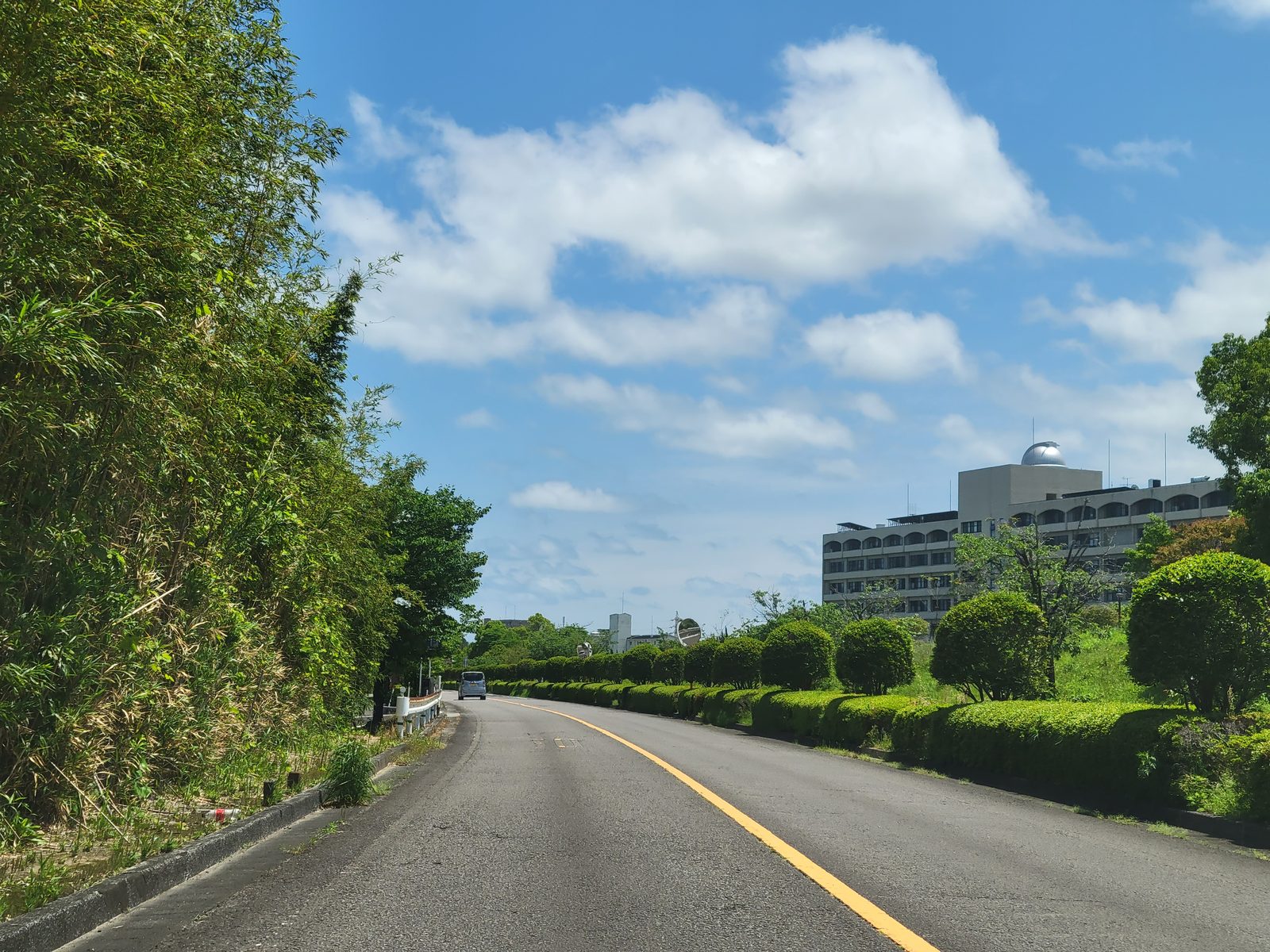 宮崎学園都市・学園木花台周辺の緑と道路、大学キャンパスのある街並み