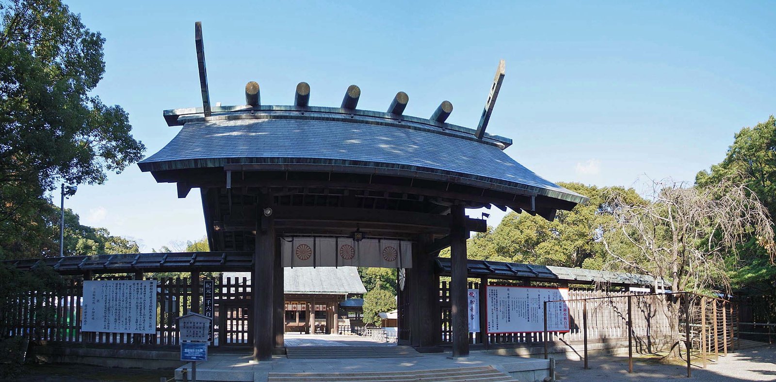 宮崎神宮の境内