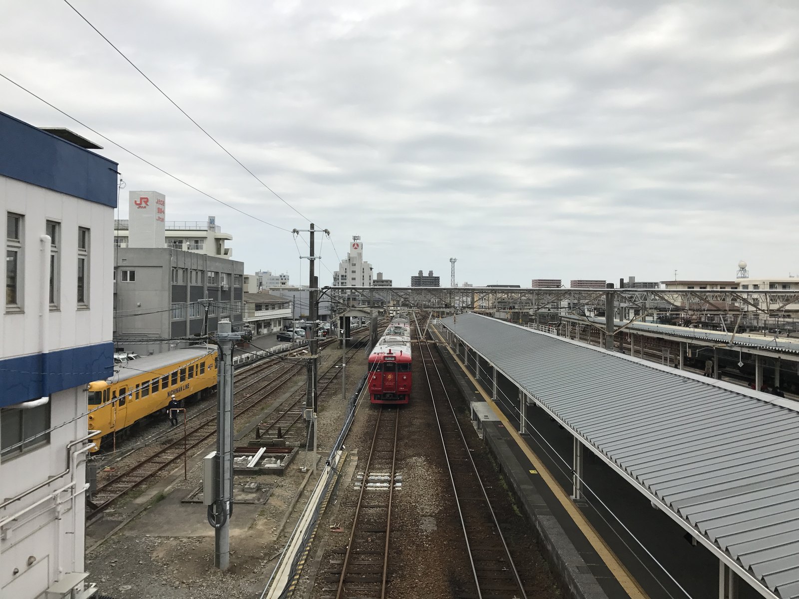 南宮崎駅跨線橋から見た線路と街並み