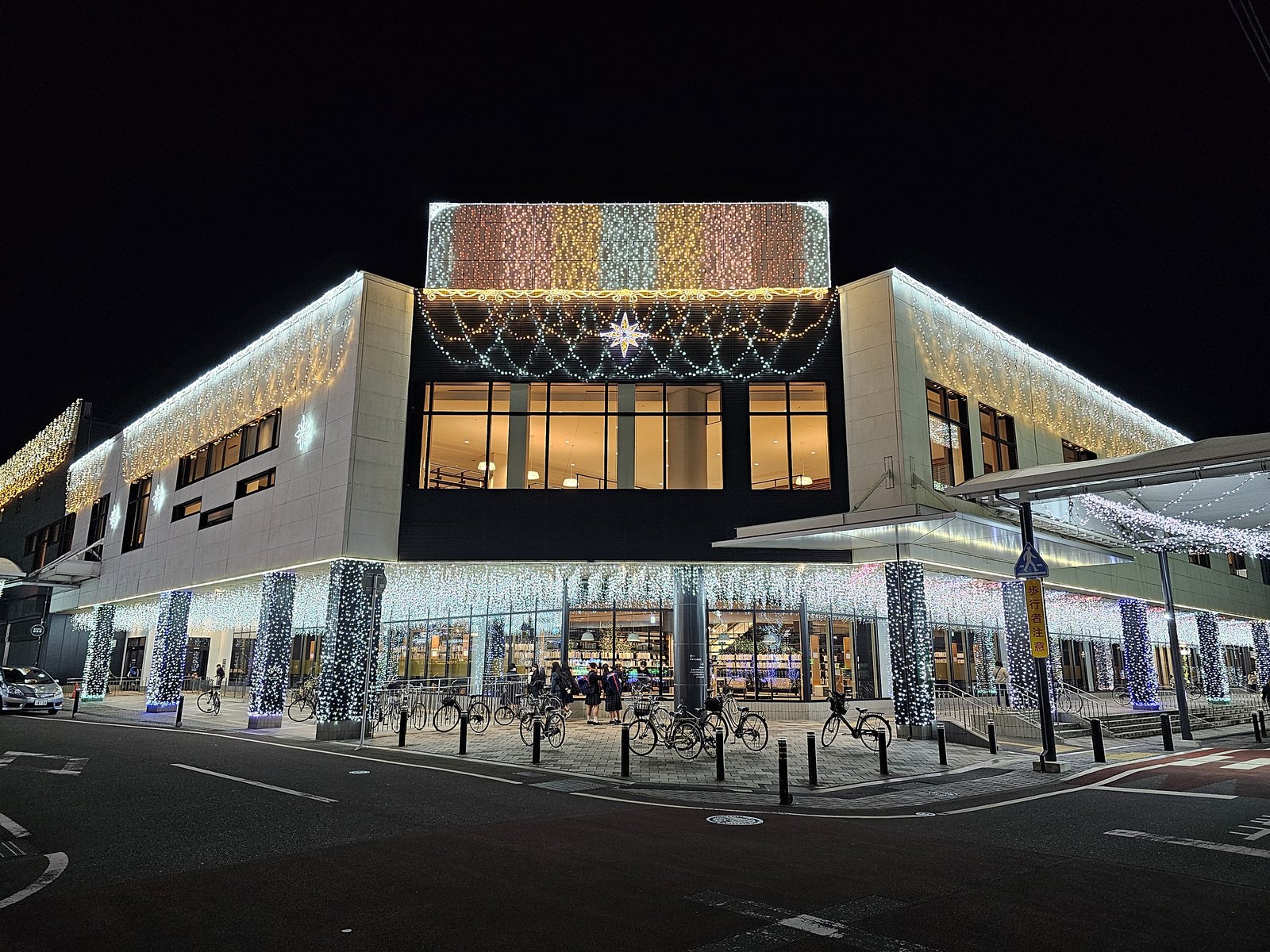 都城市立図書館の内観
