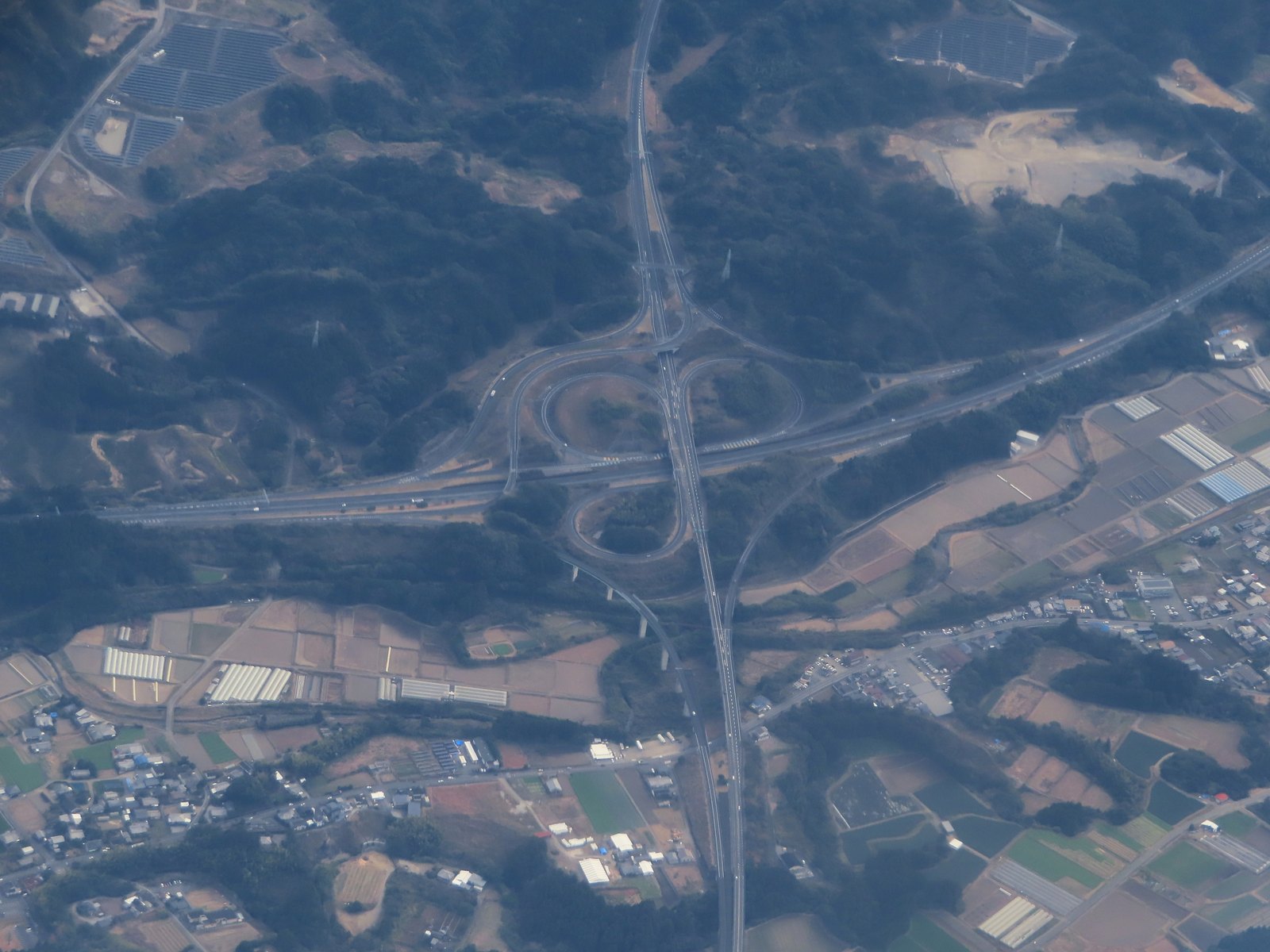 清武JCTを遠望する道路景観