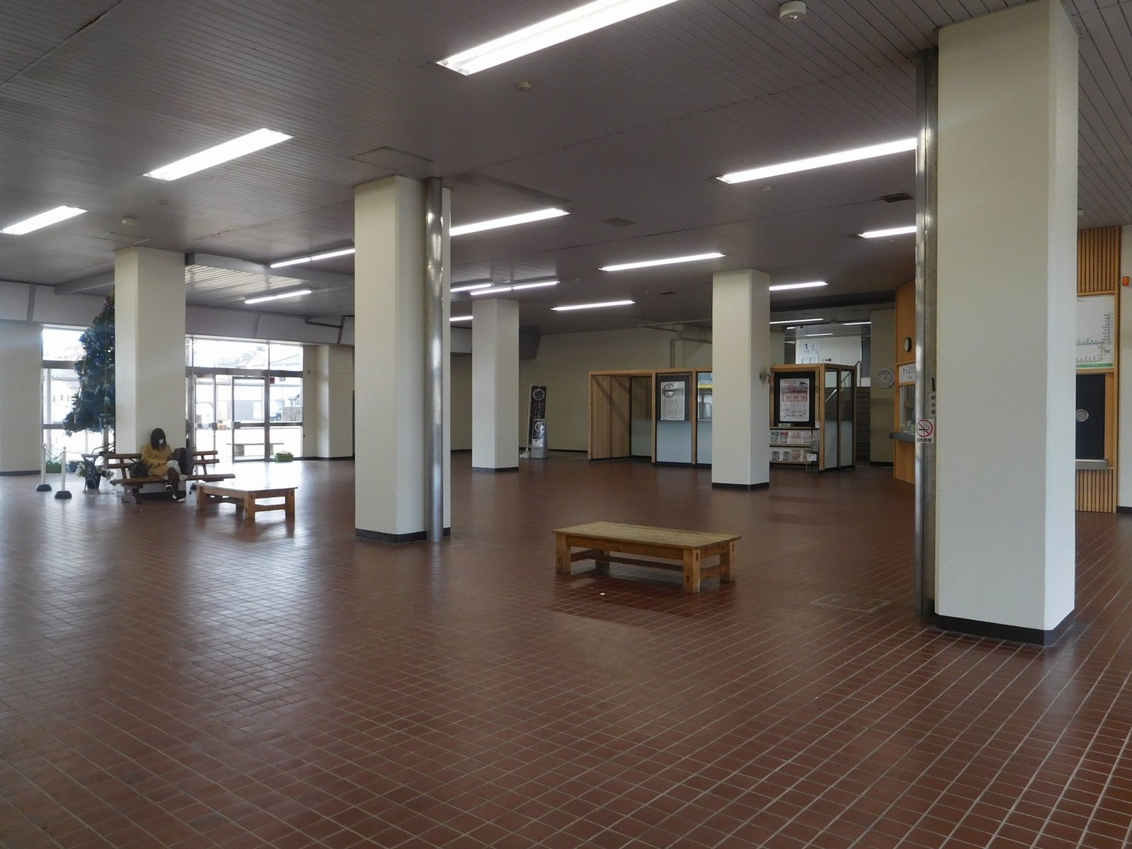 西都城駅コンコース