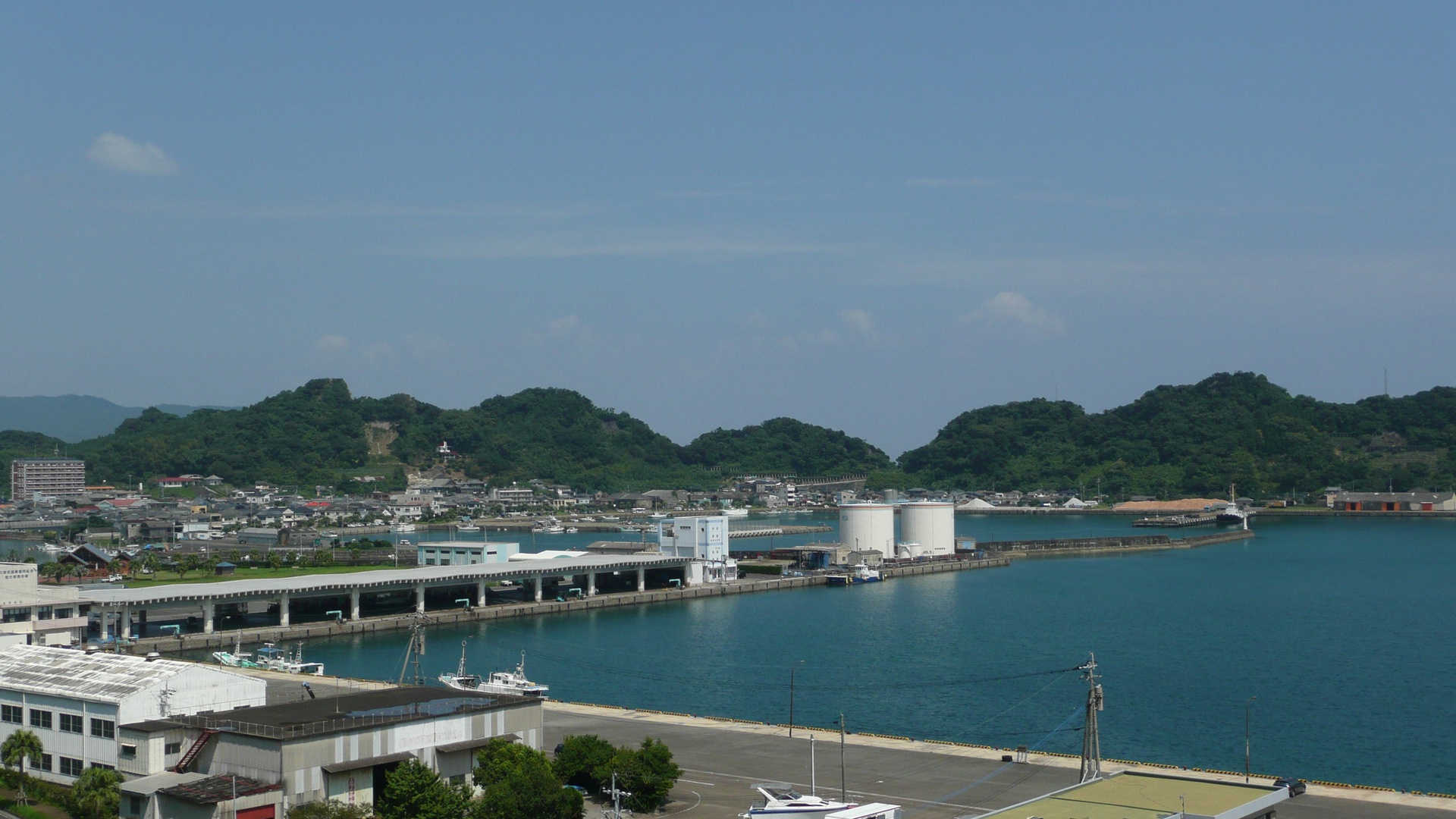 油津港の岸壁とまち並み