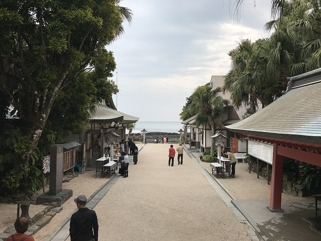 青島神社の参道から海へ抜ける風景