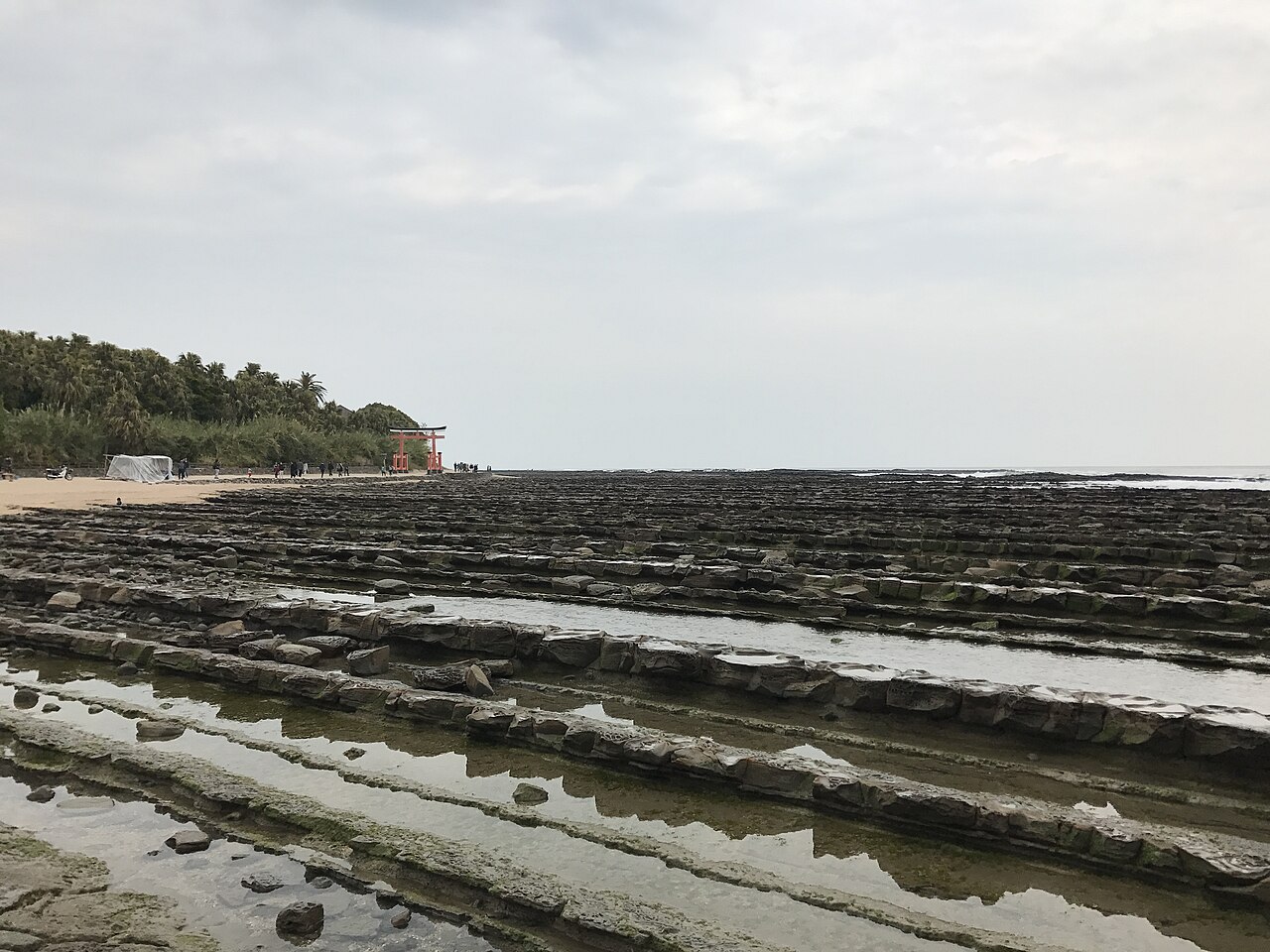 宮崎市青島を囲む鬼の洗濯板と海の風景