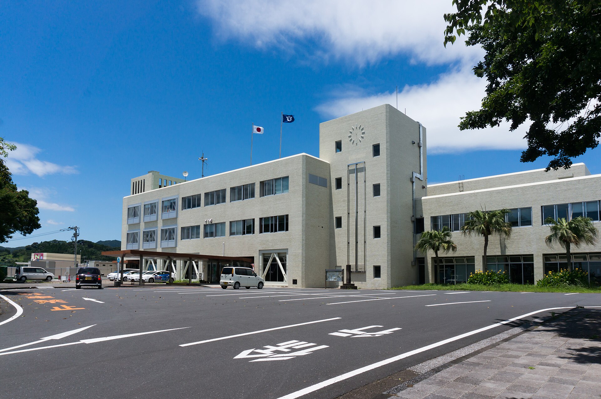 串間市役所。住民登録の手続きは基本的にこちらの本庁市民協働課が窓口になります