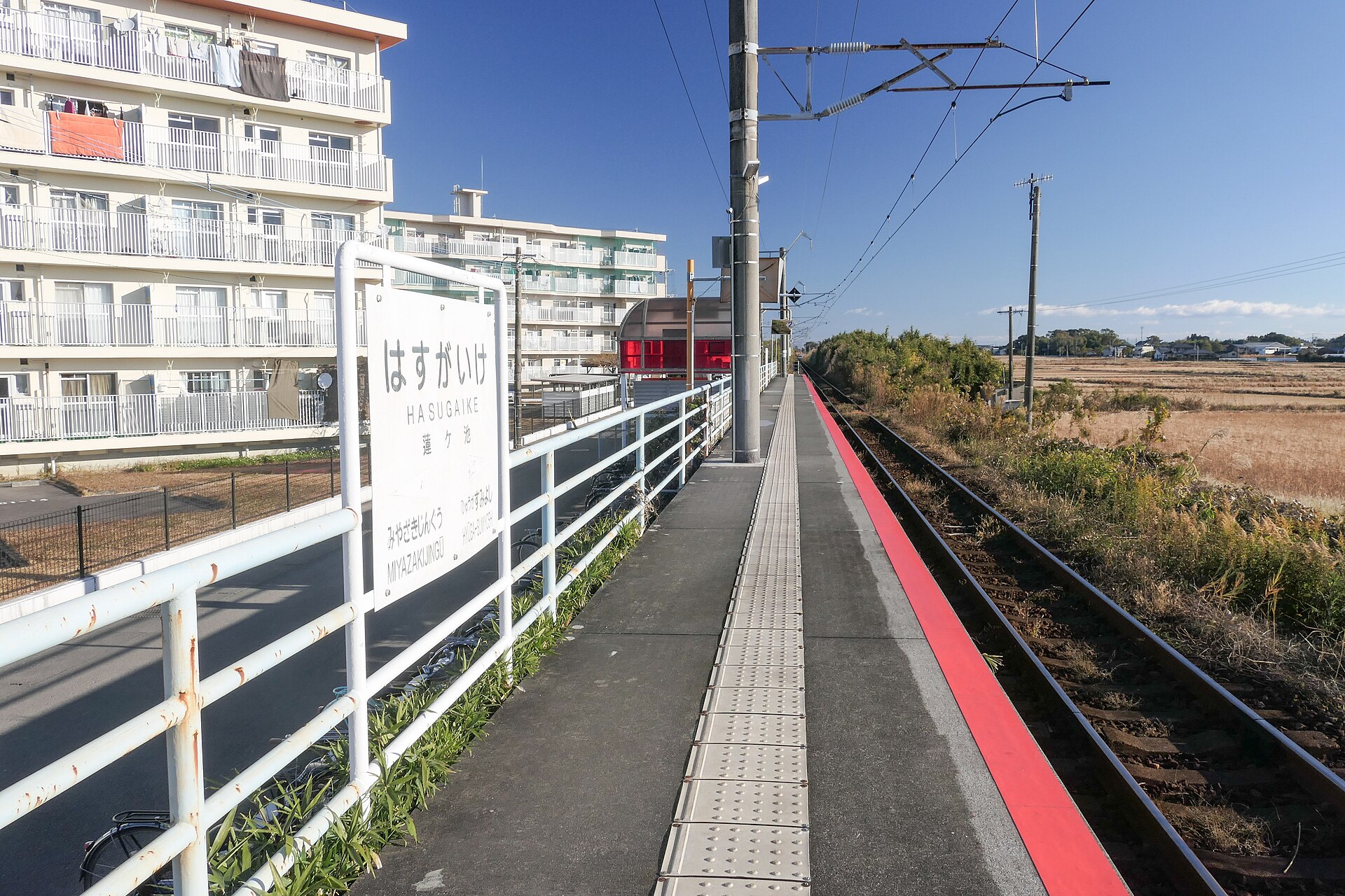 蓮ヶ池駅の駅名標とホーム