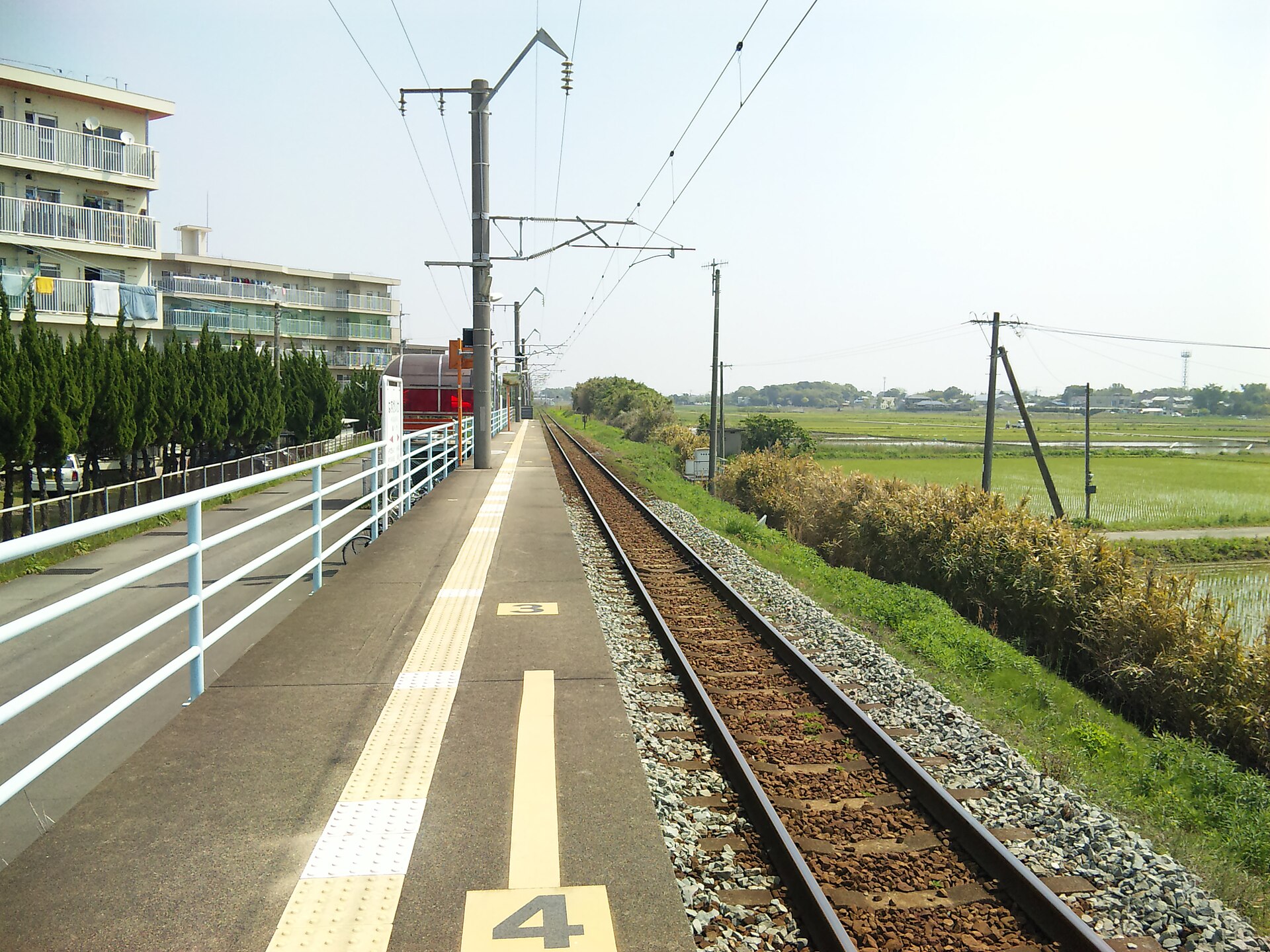 蓮ヶ池駅ホームから見た線路沿いの風景