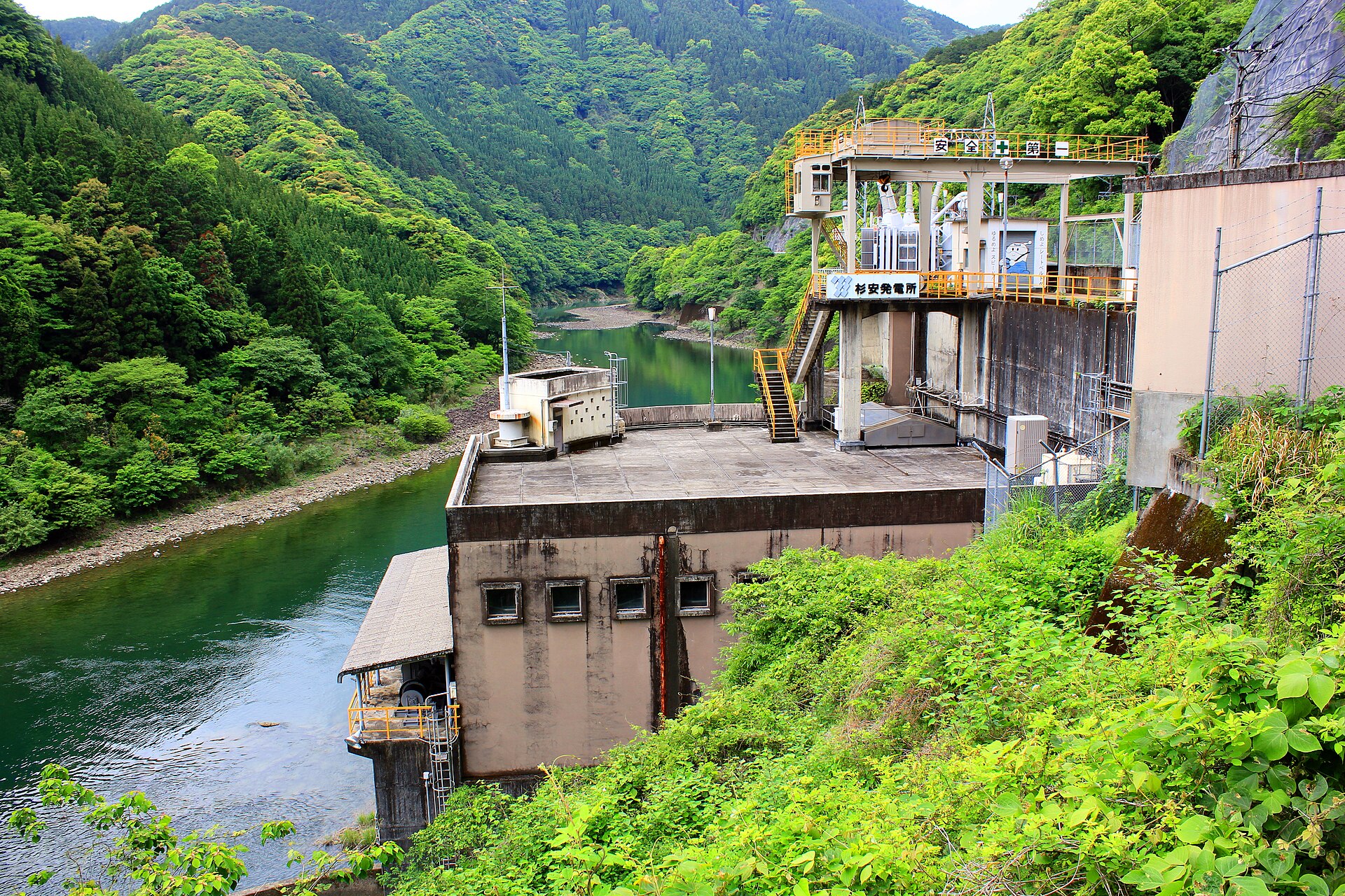 一ツ瀬川の杉安発電所