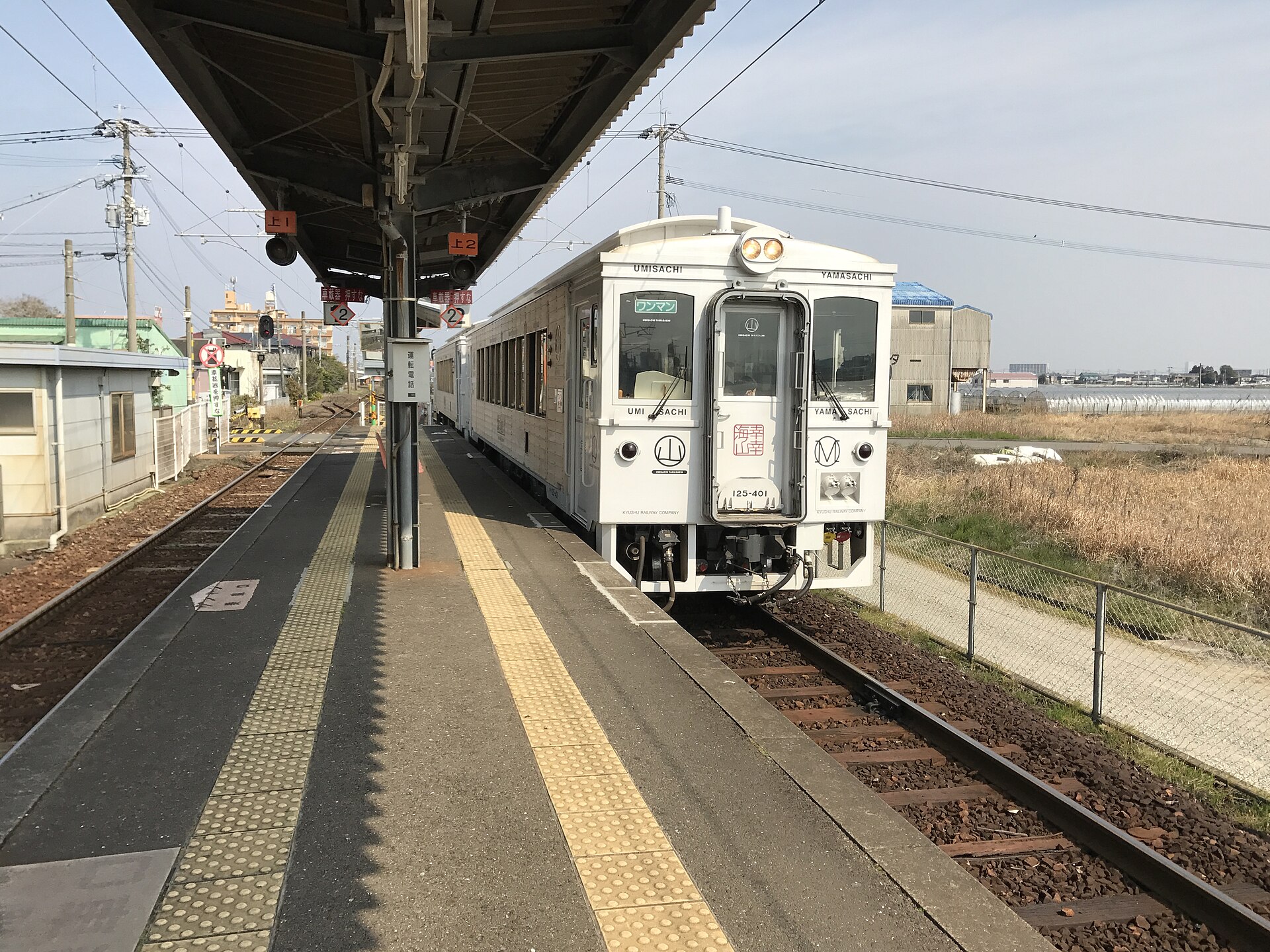 日南線を走る観光特急「海幸山幸」（田吉駅）