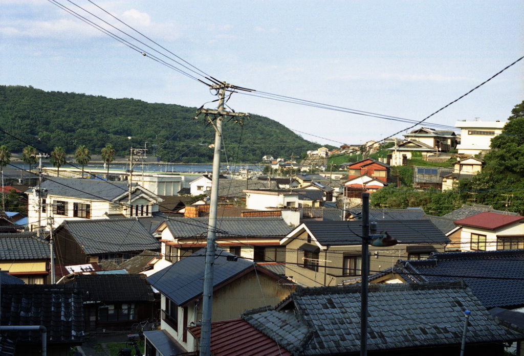 細島の家並みと港