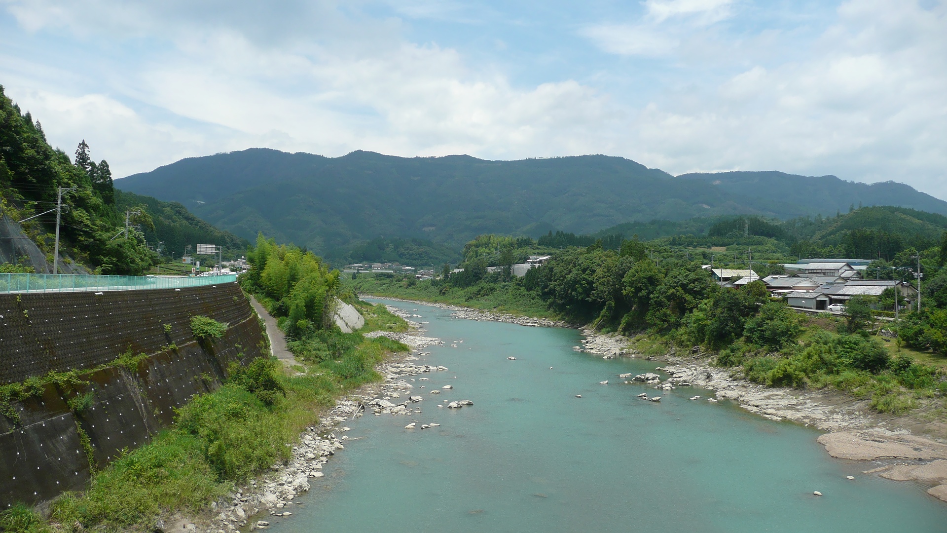 東郷の上流側を流れる耳川(美郷町西郷付近)