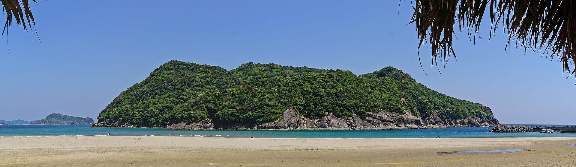 幸島の島影とその周辺の海