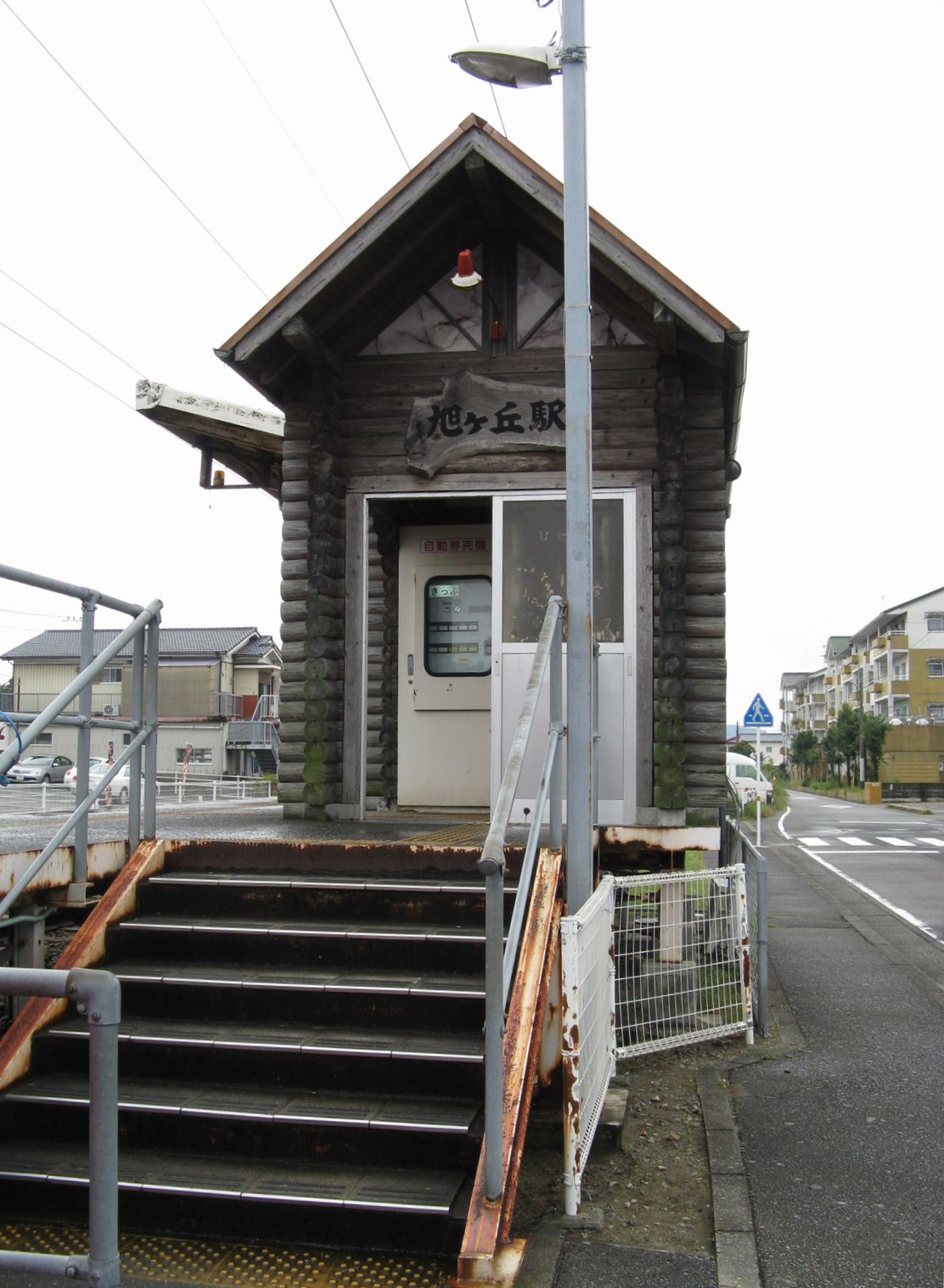 旭ヶ丘駅の入口階段と待合所