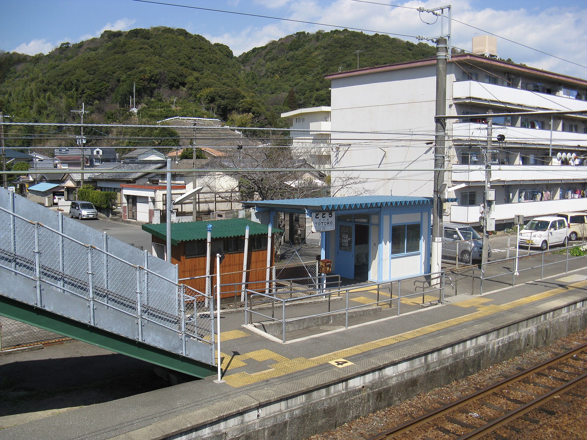 土々呂駅の待合所
