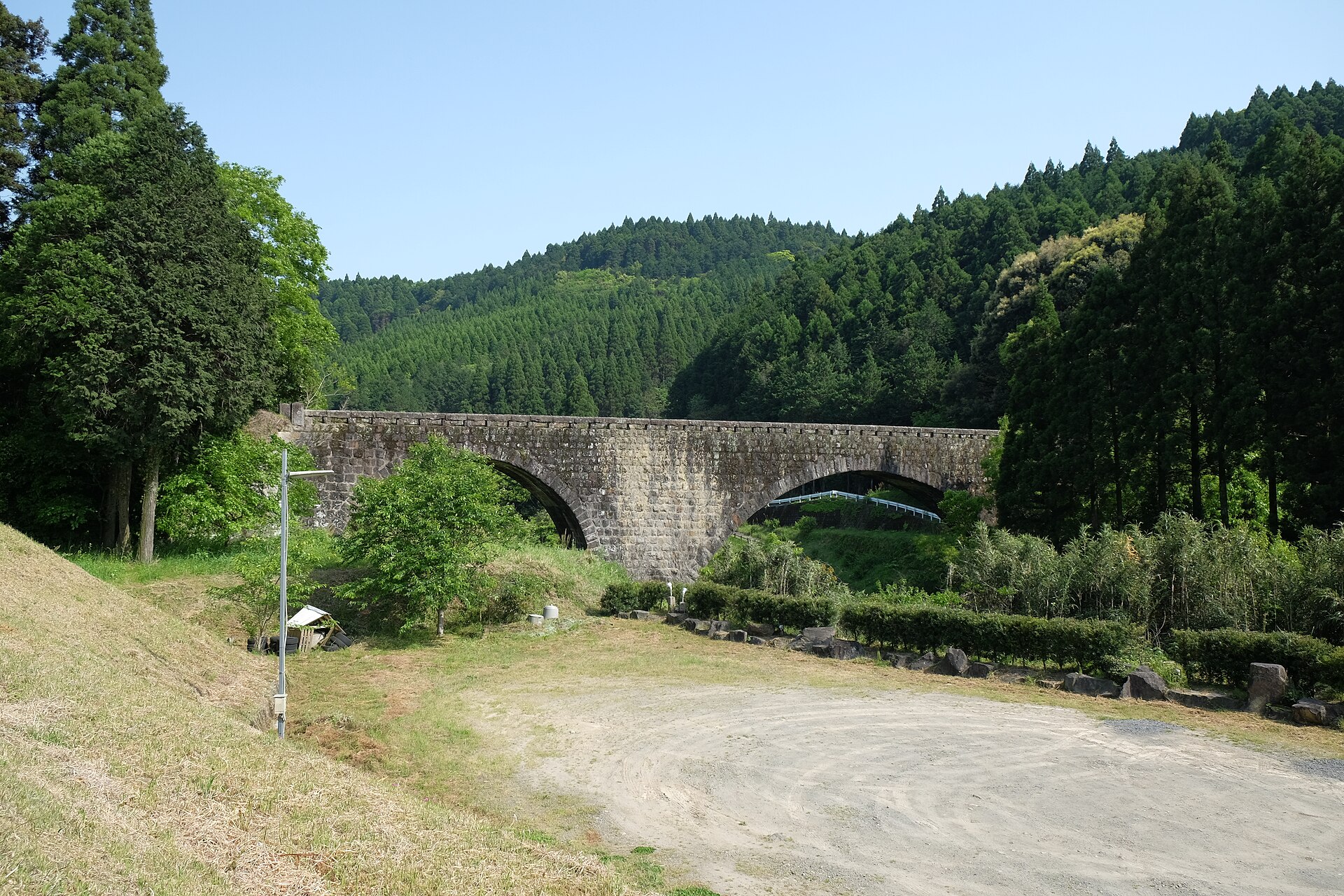 石造3連アーチのめがね橋（月の木川橋）