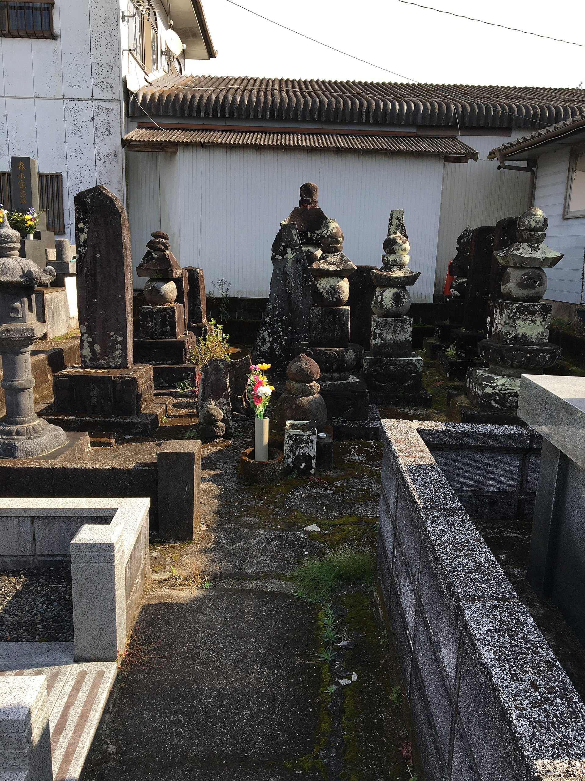 端山寺跡と伝わる住職の群墓地