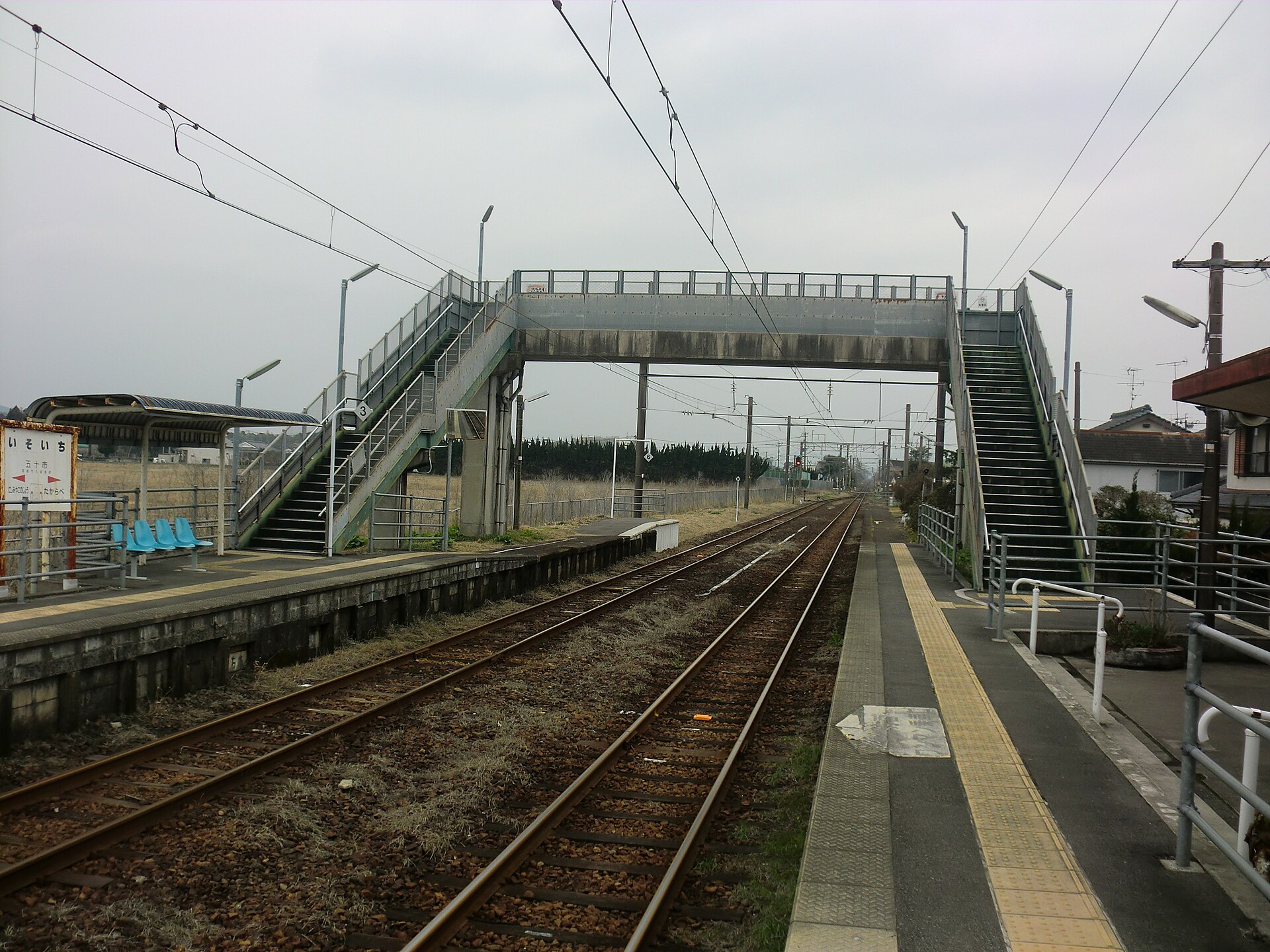 五十市駅のホームと跨線橋