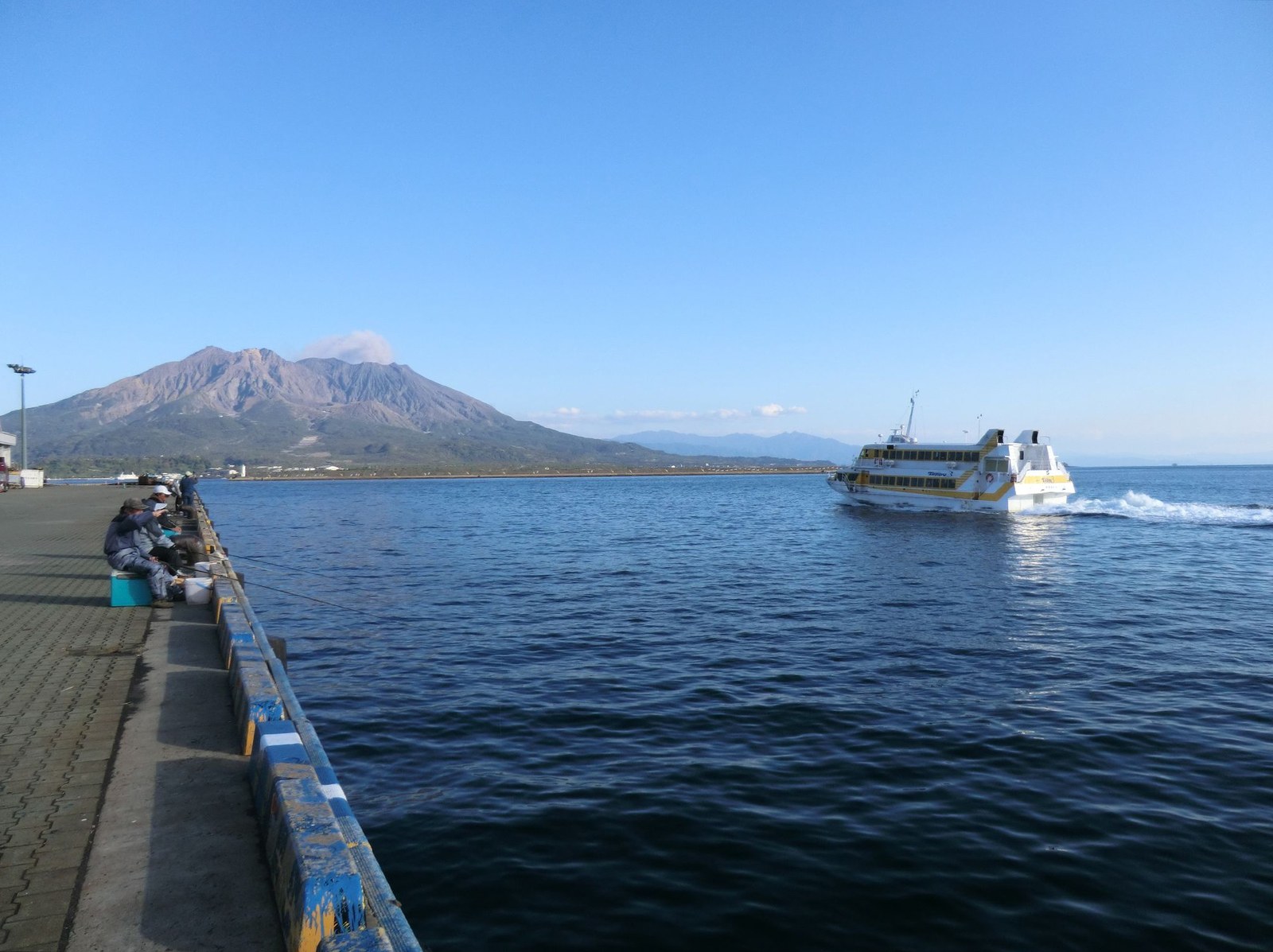 鹿児島港から見た桜島と海
