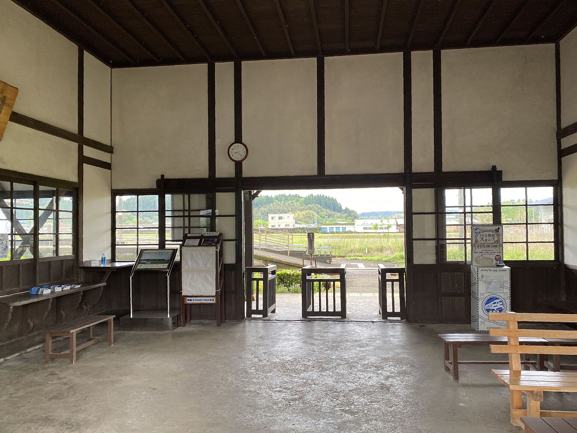 木造駅舎が残るJRえびの駅。加久藤地区の玄関口のひとつです