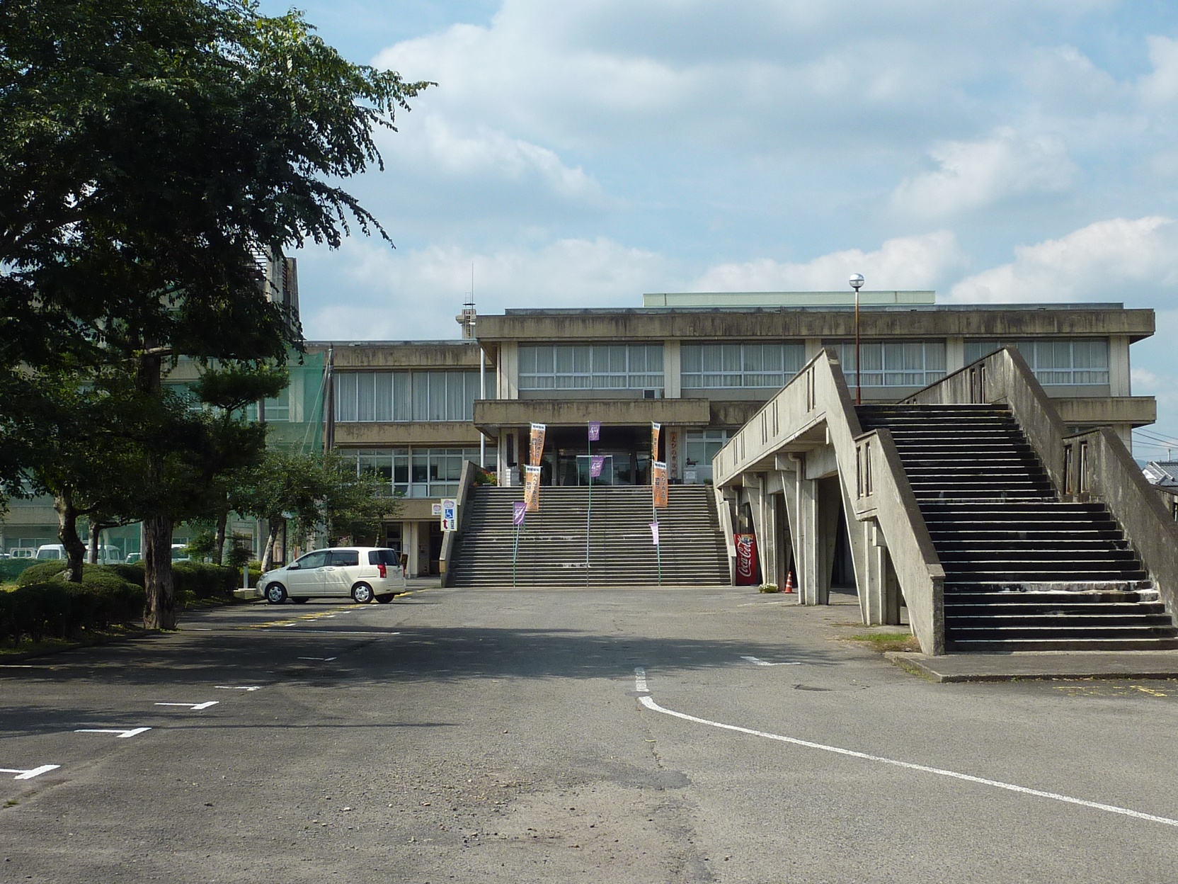 加久藤の中心部に立つえびの市役所本庁の庁舎