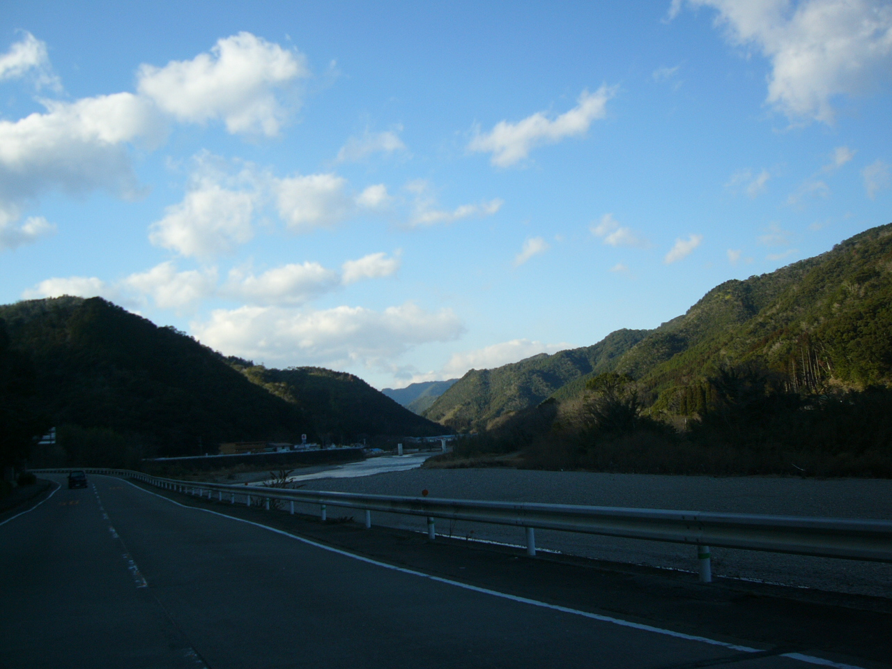国道326号沿いの北川の風景