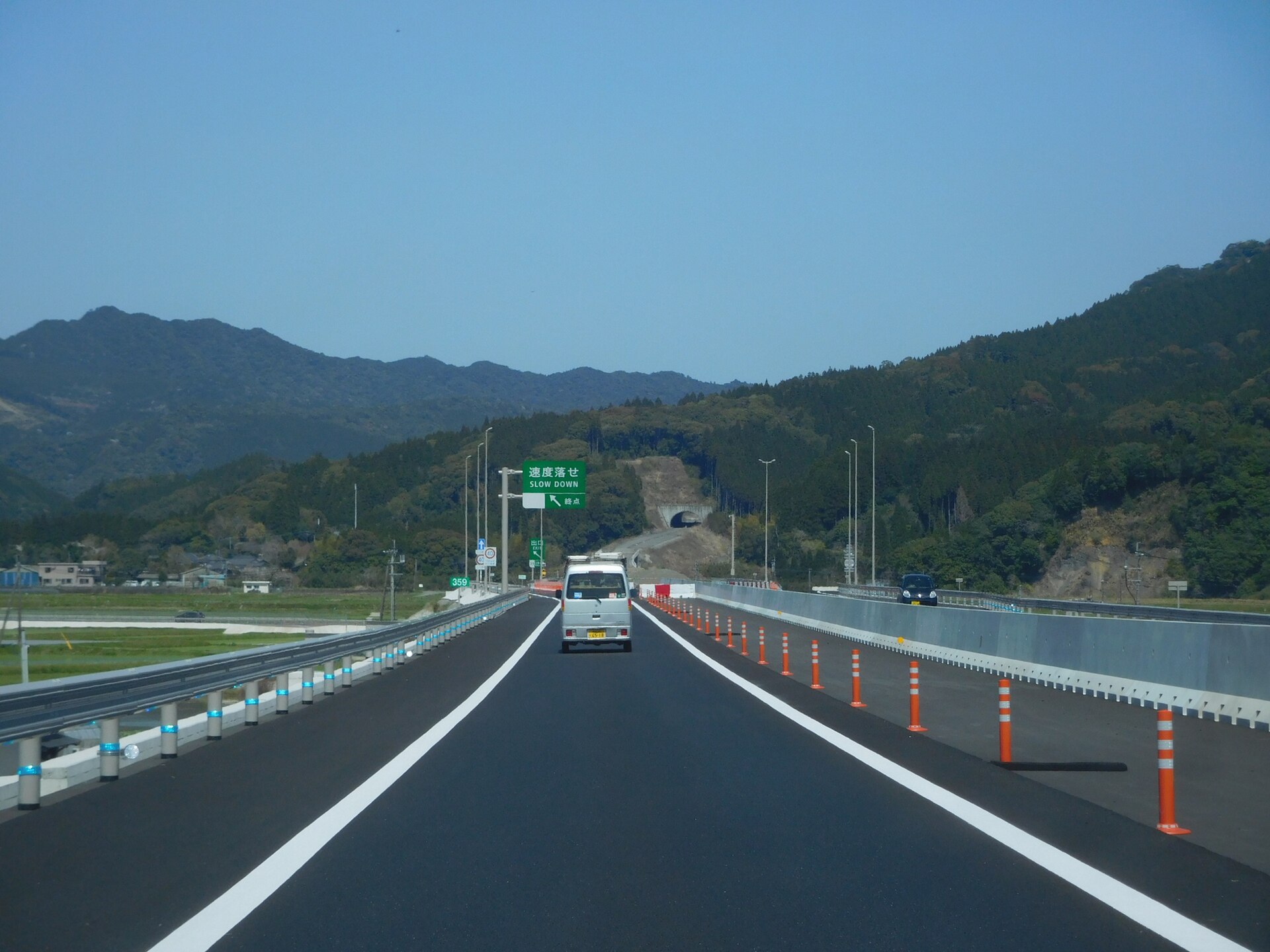 開通当時の東九州自動車道・日南北郷IC付近