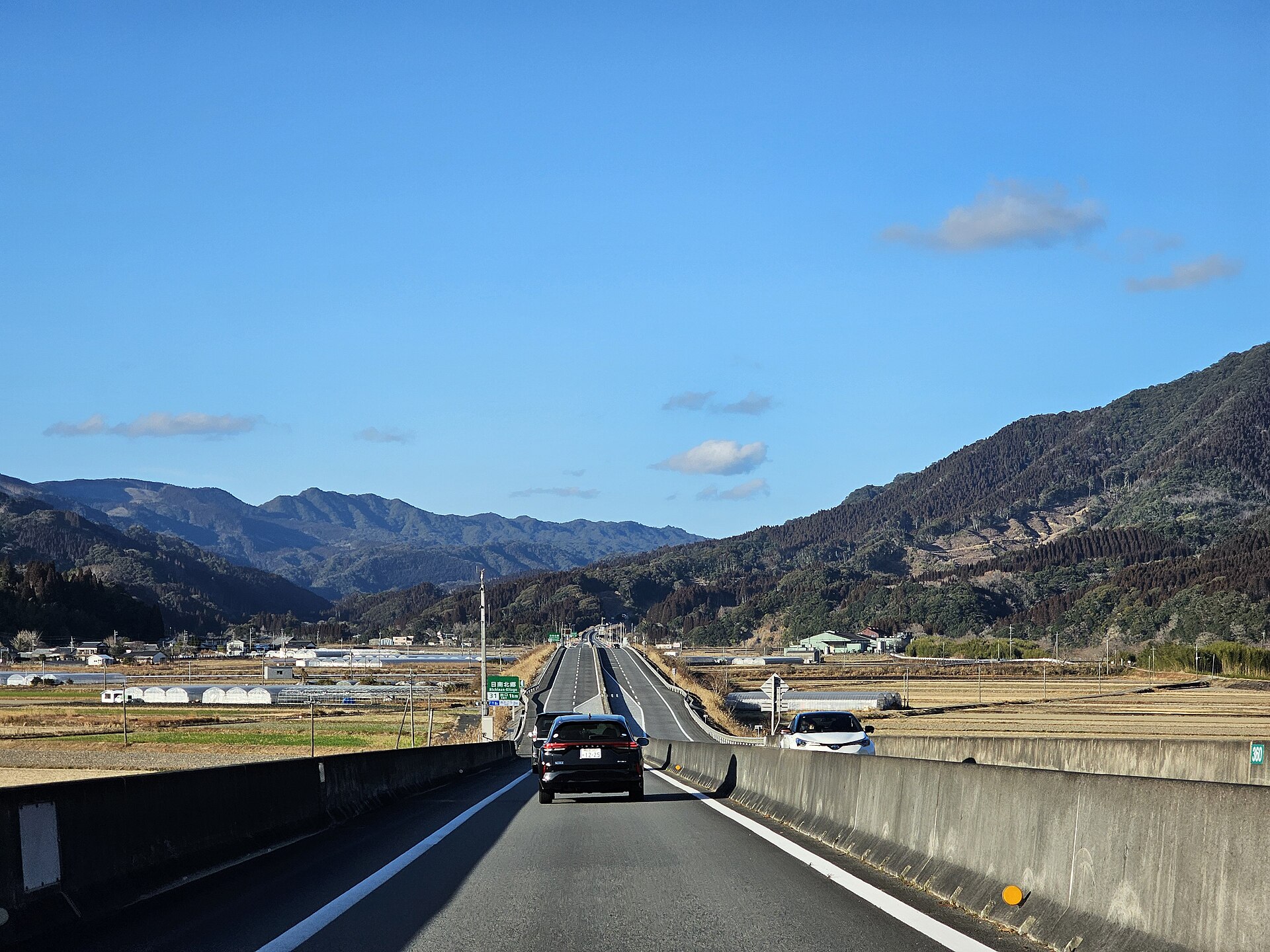 東九州自動車道から見た北郷の田園と山々