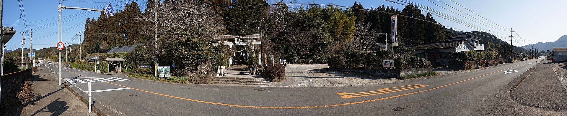県道沿いにある潮嶽神社の入口
