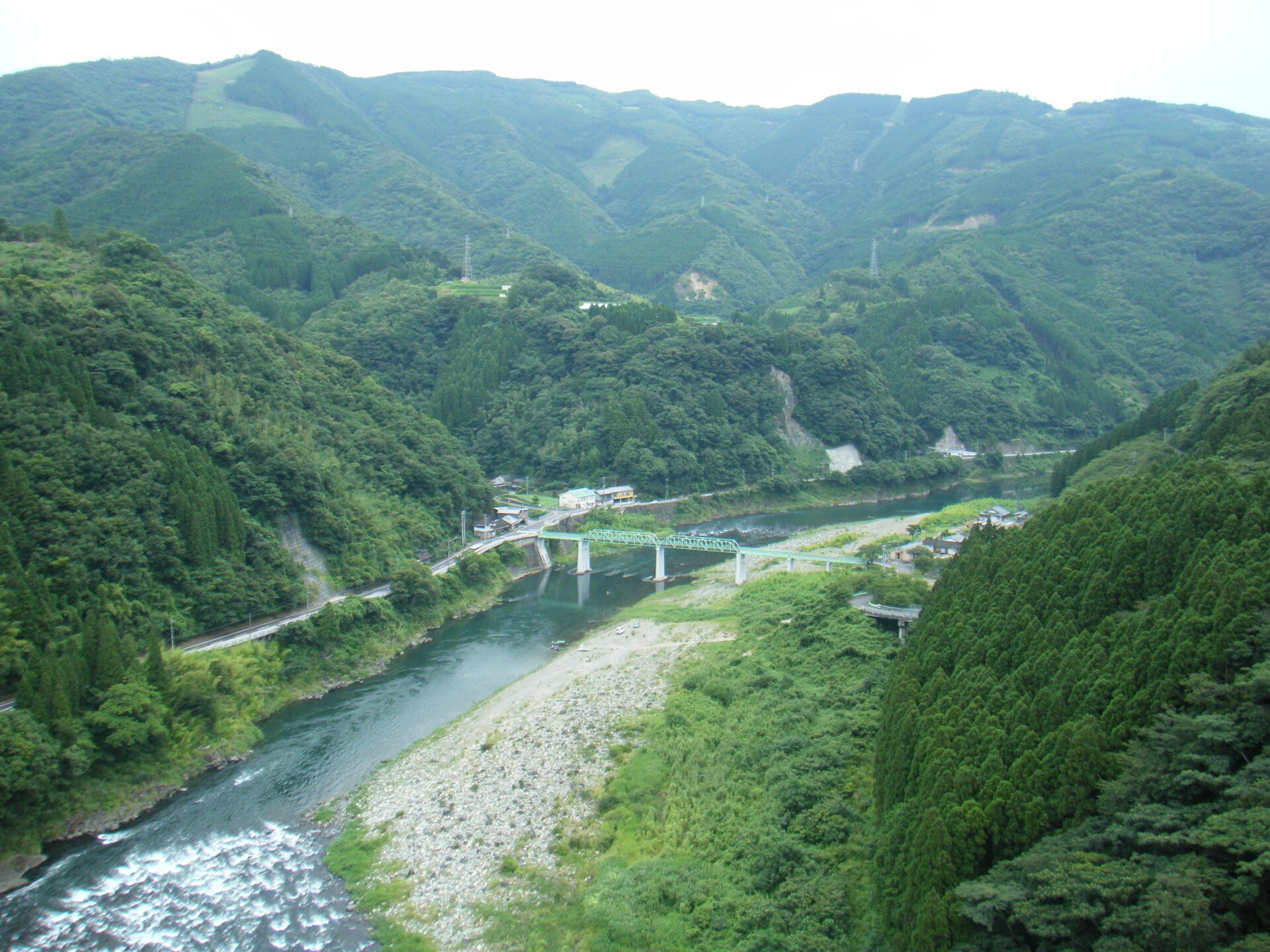 五ヶ瀬川中流の流れと山々