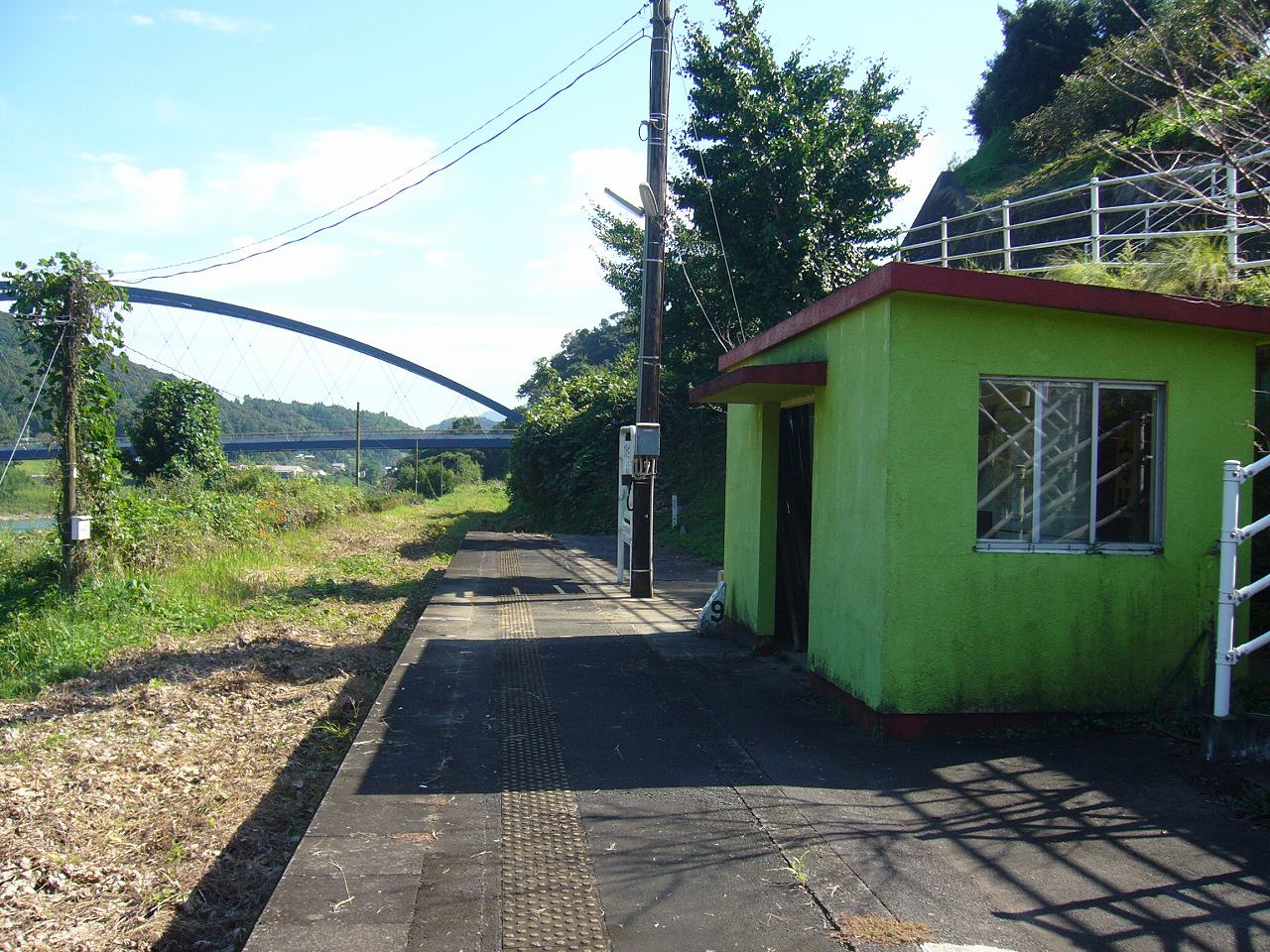 旧上崎駅のホームと待合所