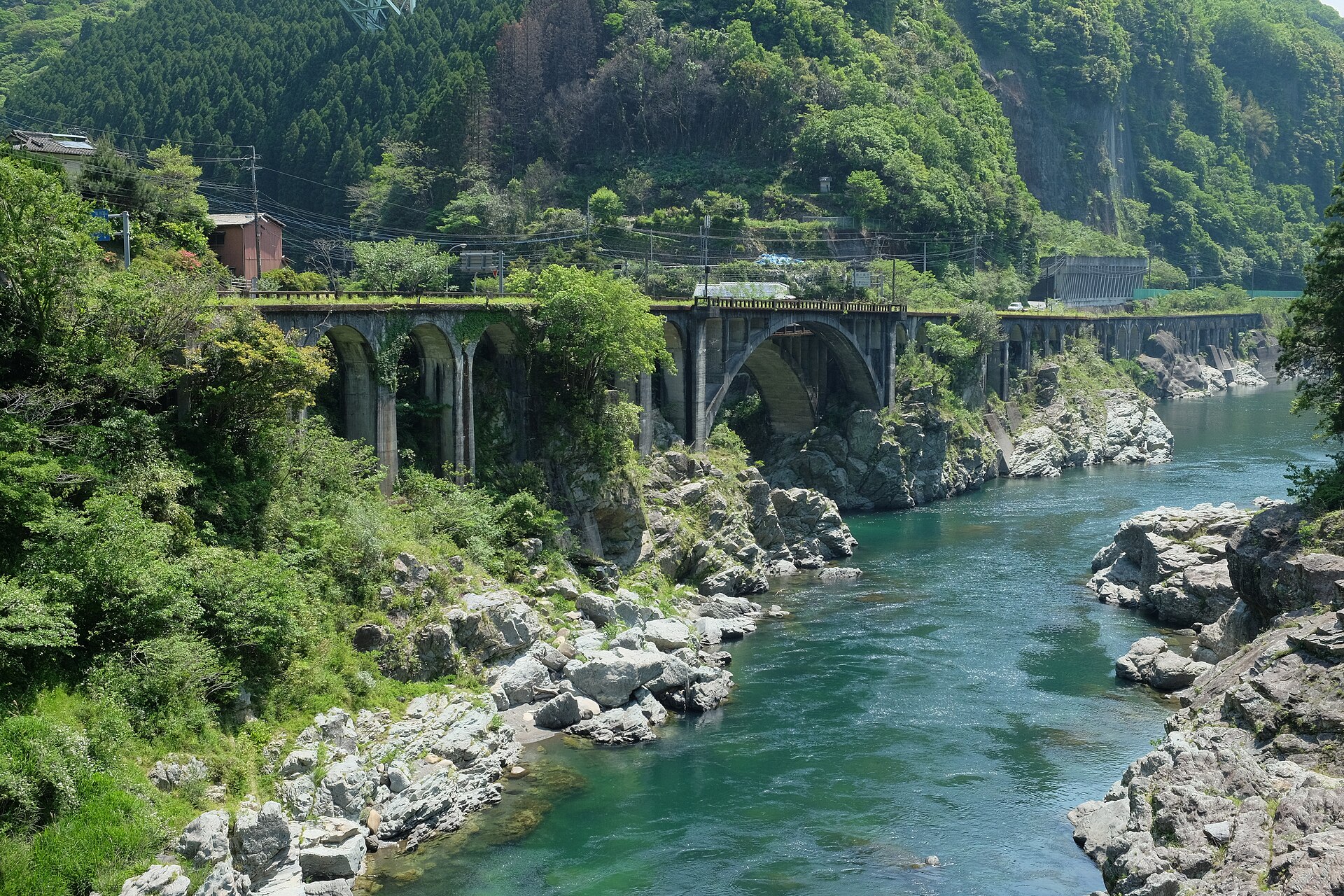 綱ノ瀬川に架かる旧鉄道橋梁