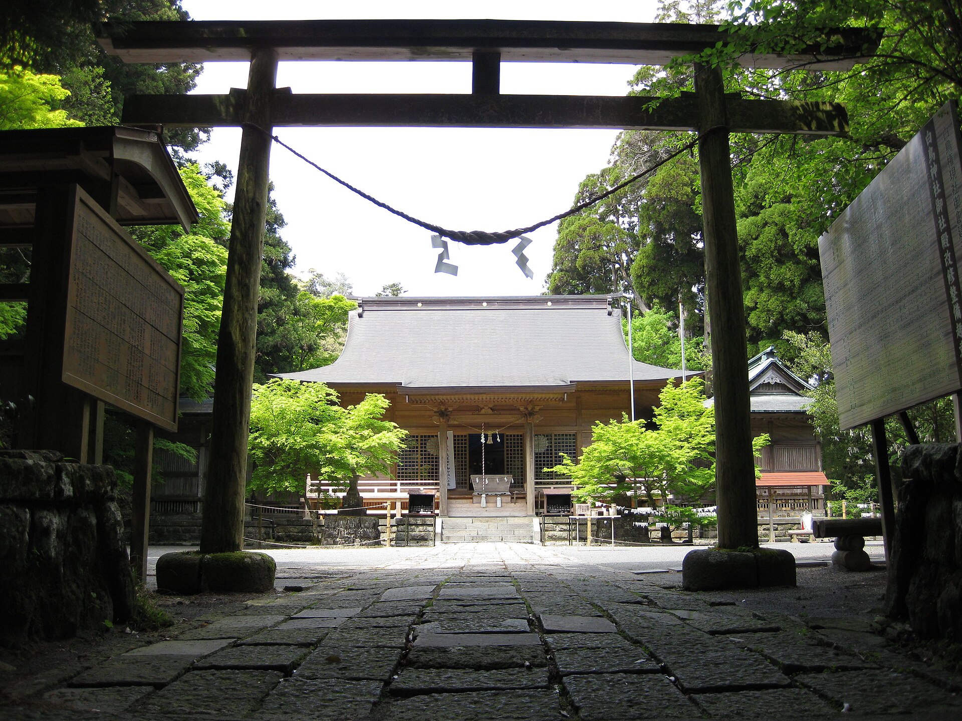 山あいに佇む白鳥神社