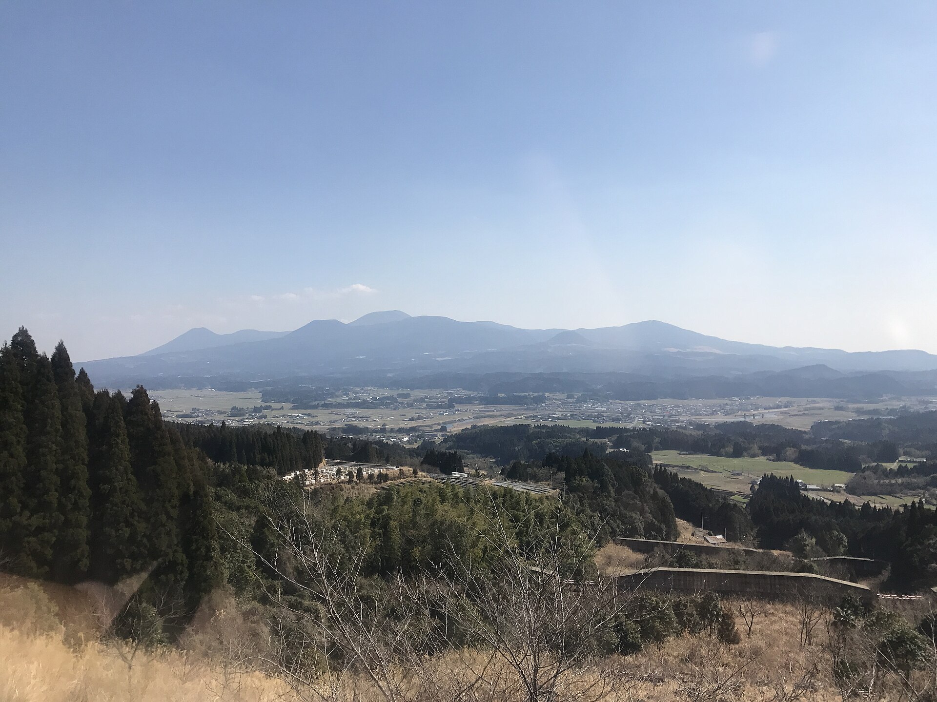 観光列車の車窓から望む霧島連山