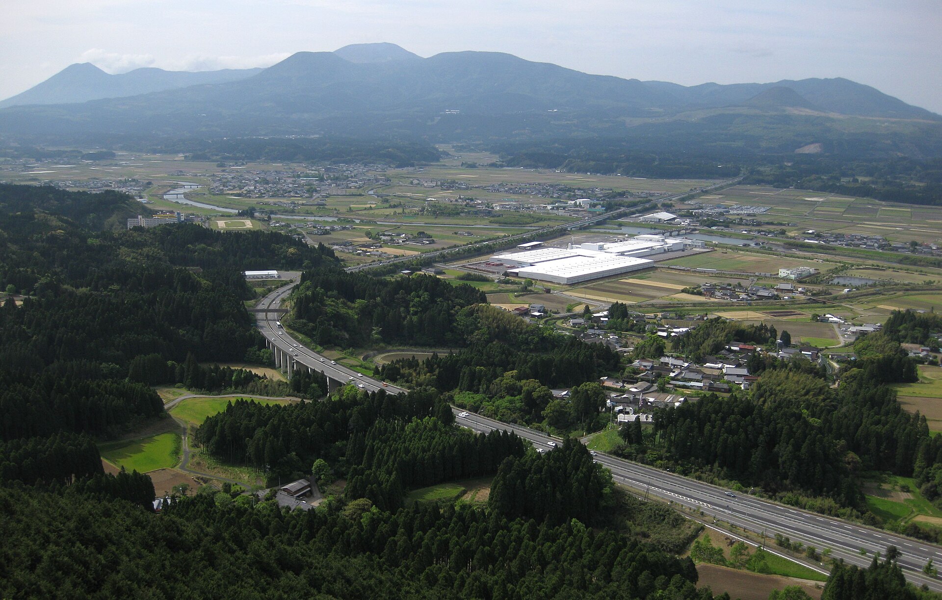 加久藤盆地越しに望む霧島連山。矢岳高原の展望台からも似た山並みを一望できます