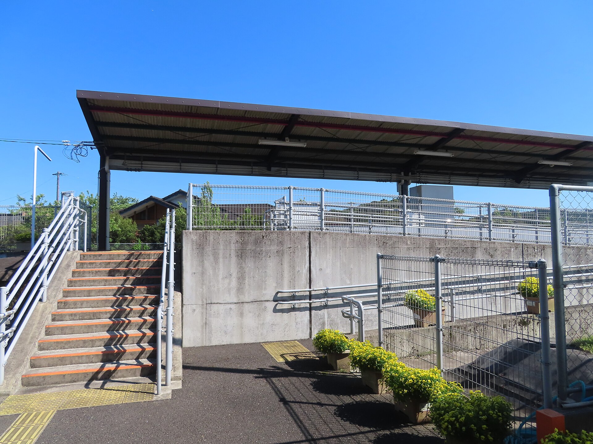 京町温泉駅のプラットホーム入口