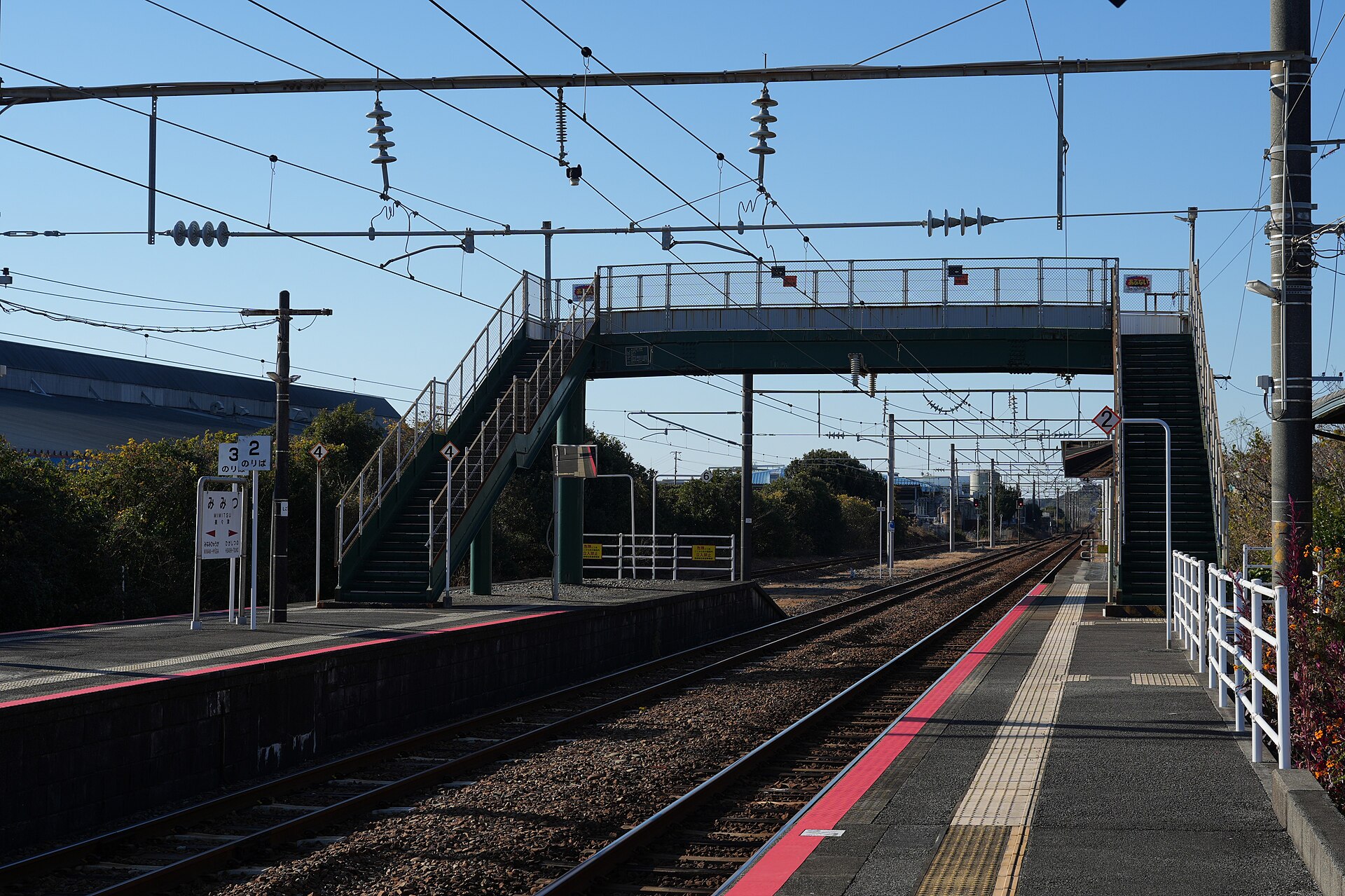 美々津駅のホームと跨線橋
