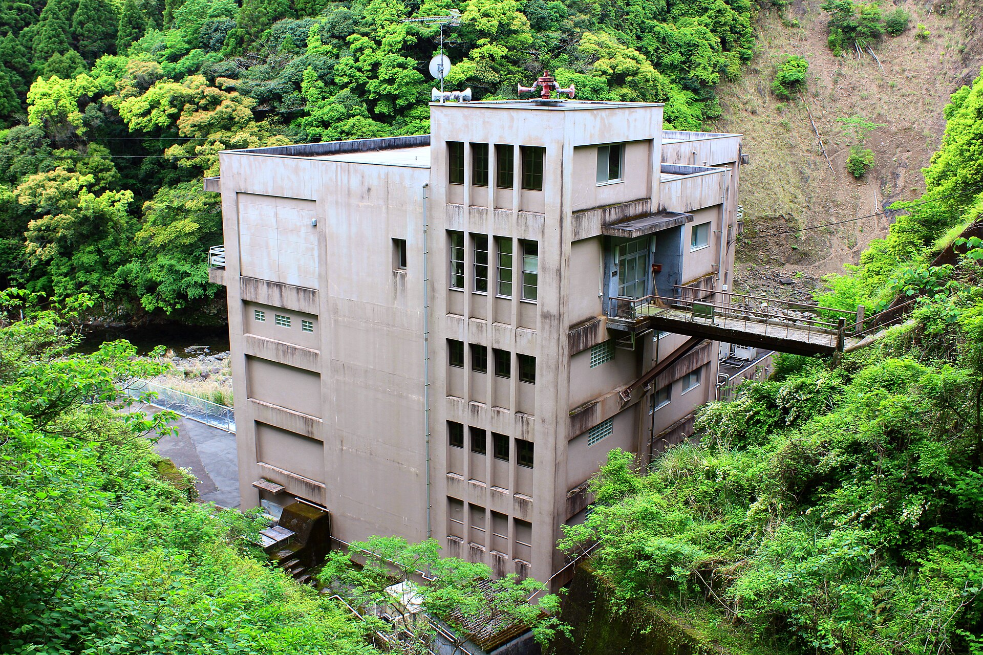 三財川上流にある宮崎県企業局の三財発電所