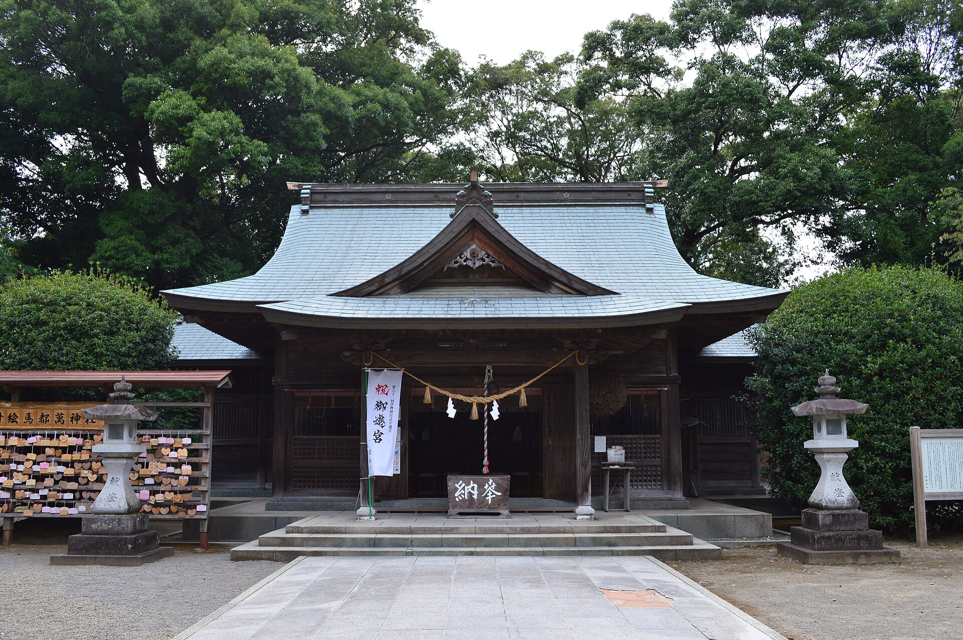妻地区にある都萬神社の拝殿