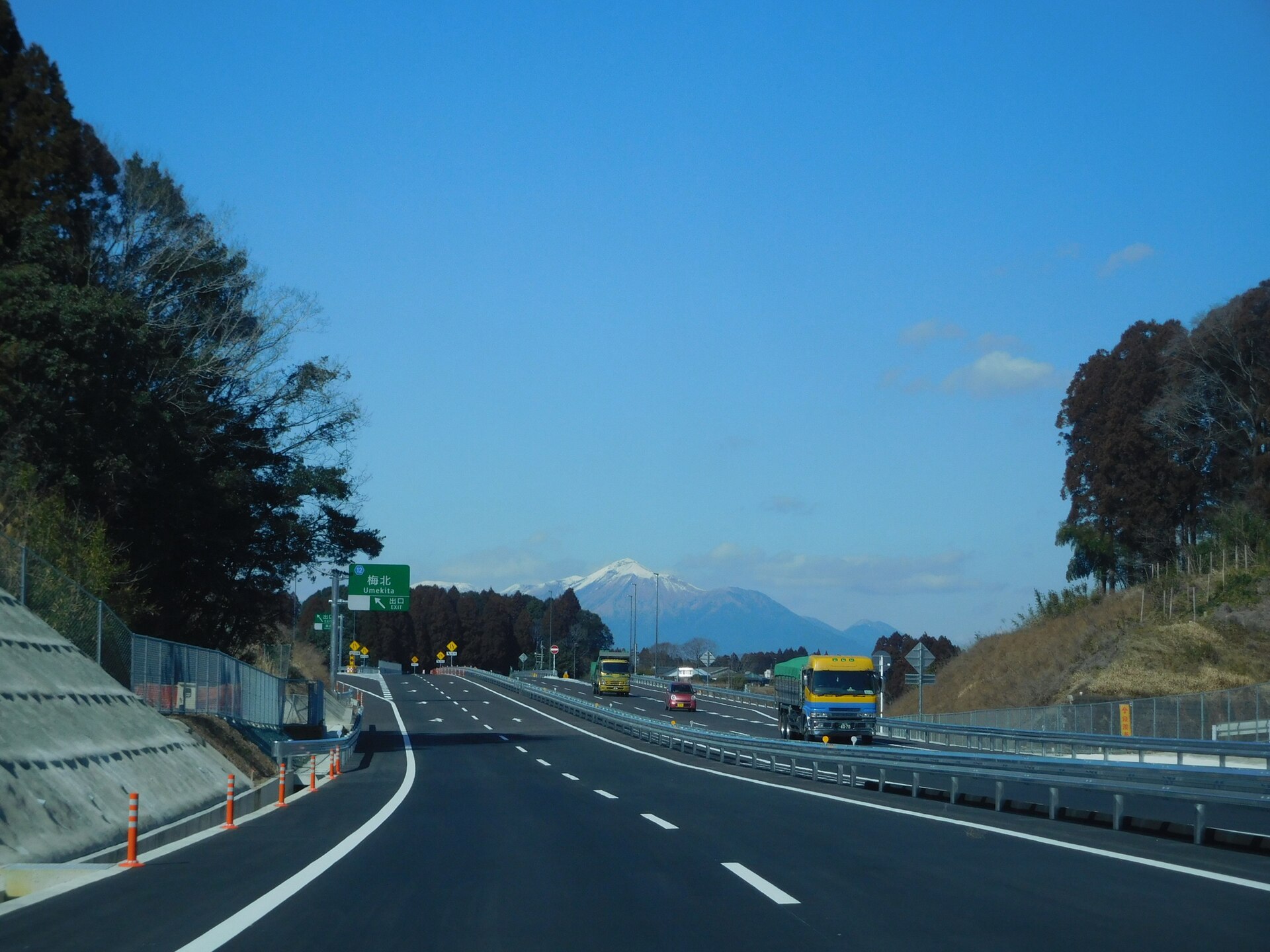 都城志布志道路から望む霧島連山