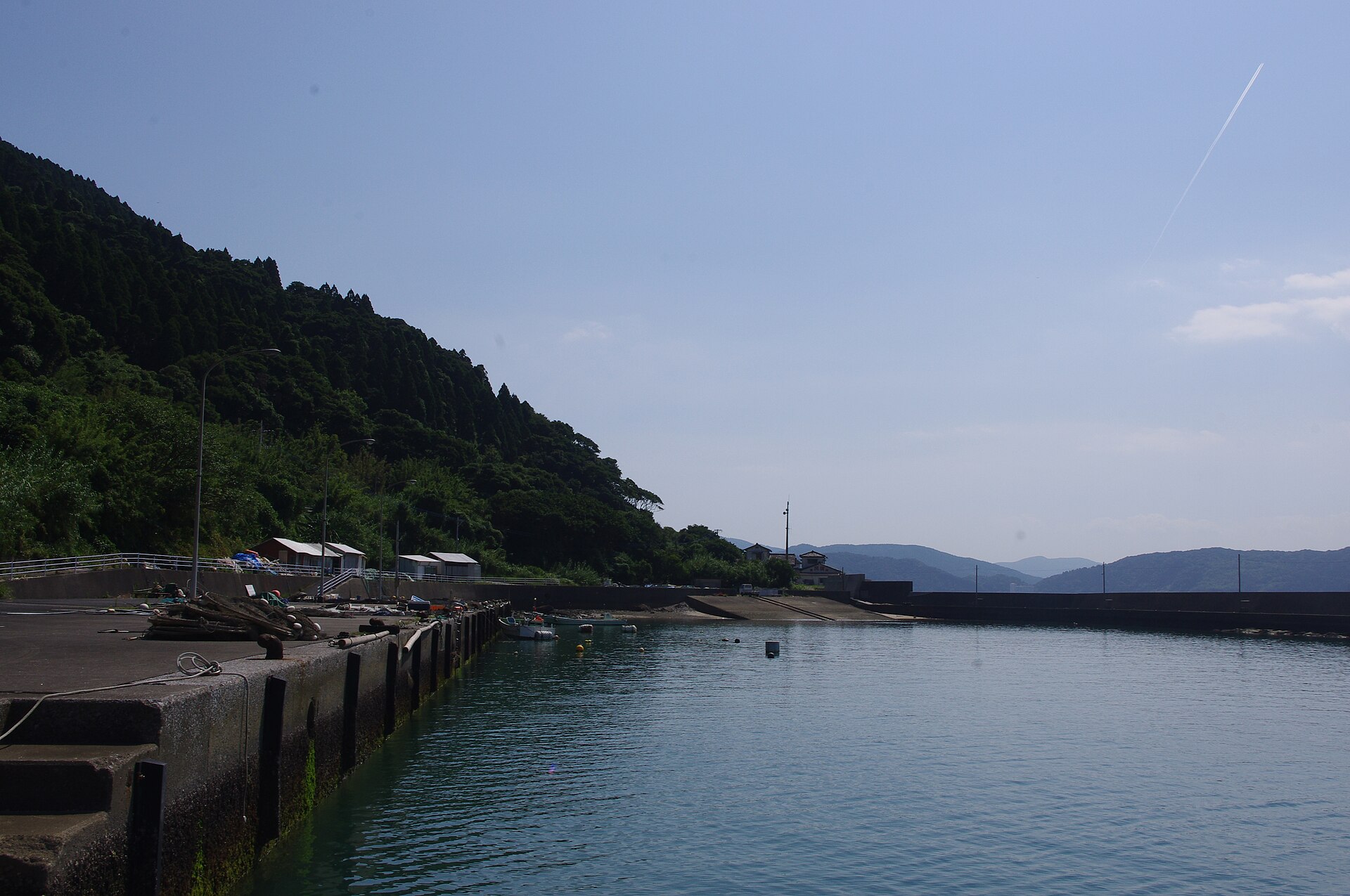 大島の静かな港