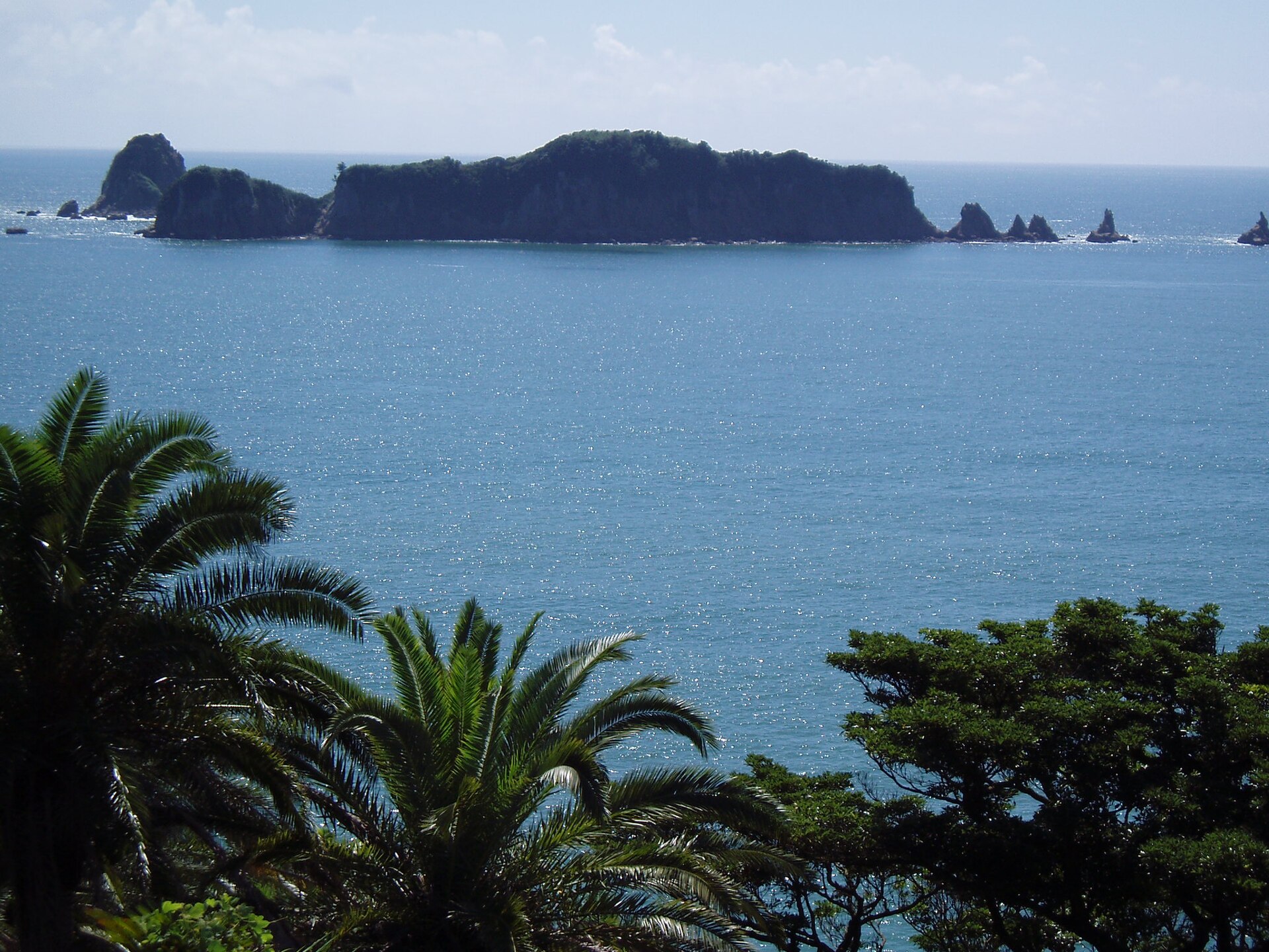 南郷の海岸から望む七ツ八重の島影