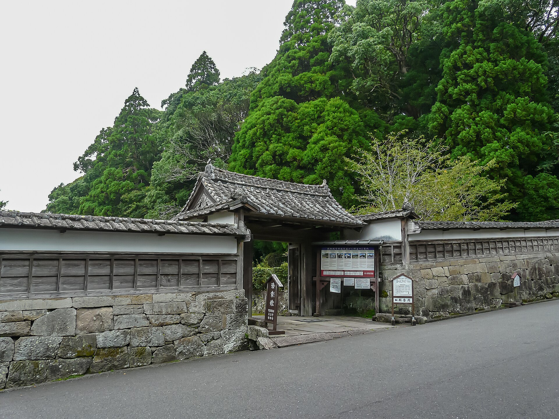 豫章館の門