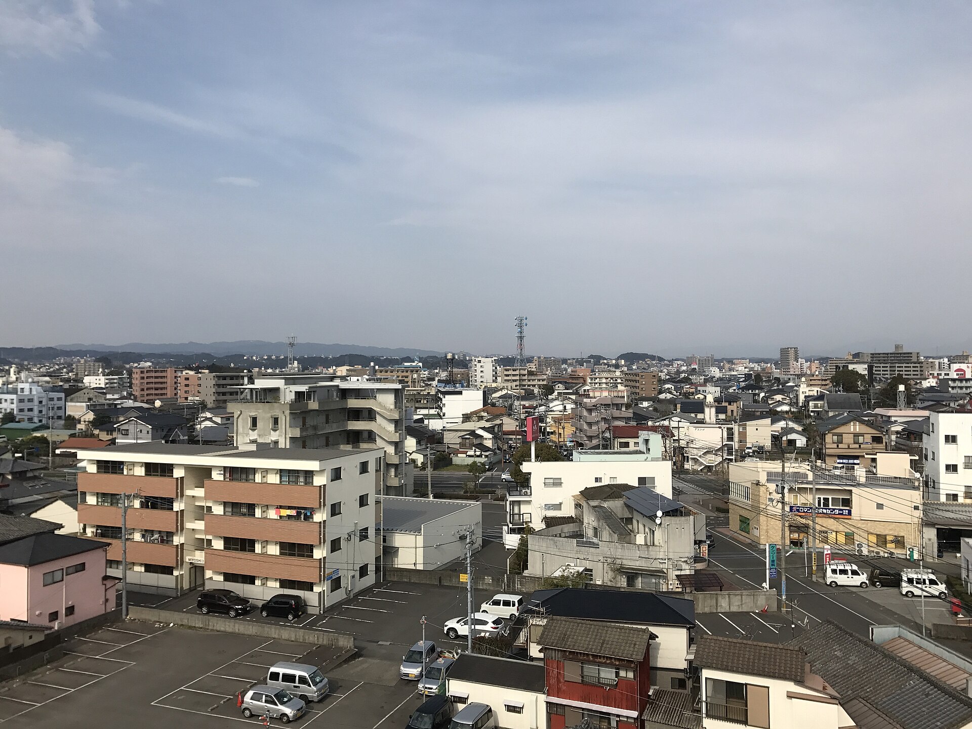 宮崎市街地の住宅とマンションが混ざる街並み