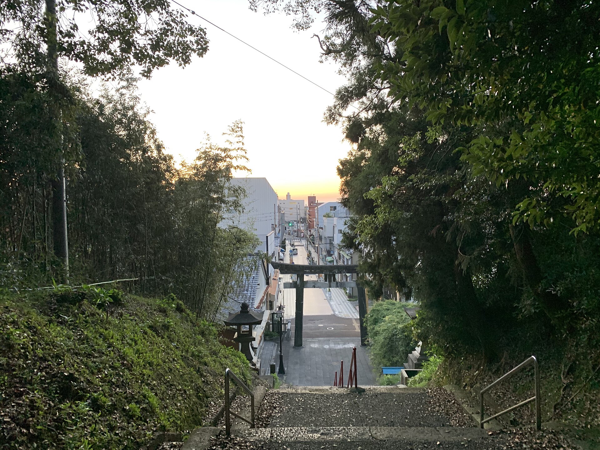 今山八幡宮の参道から東側の市街地を望む