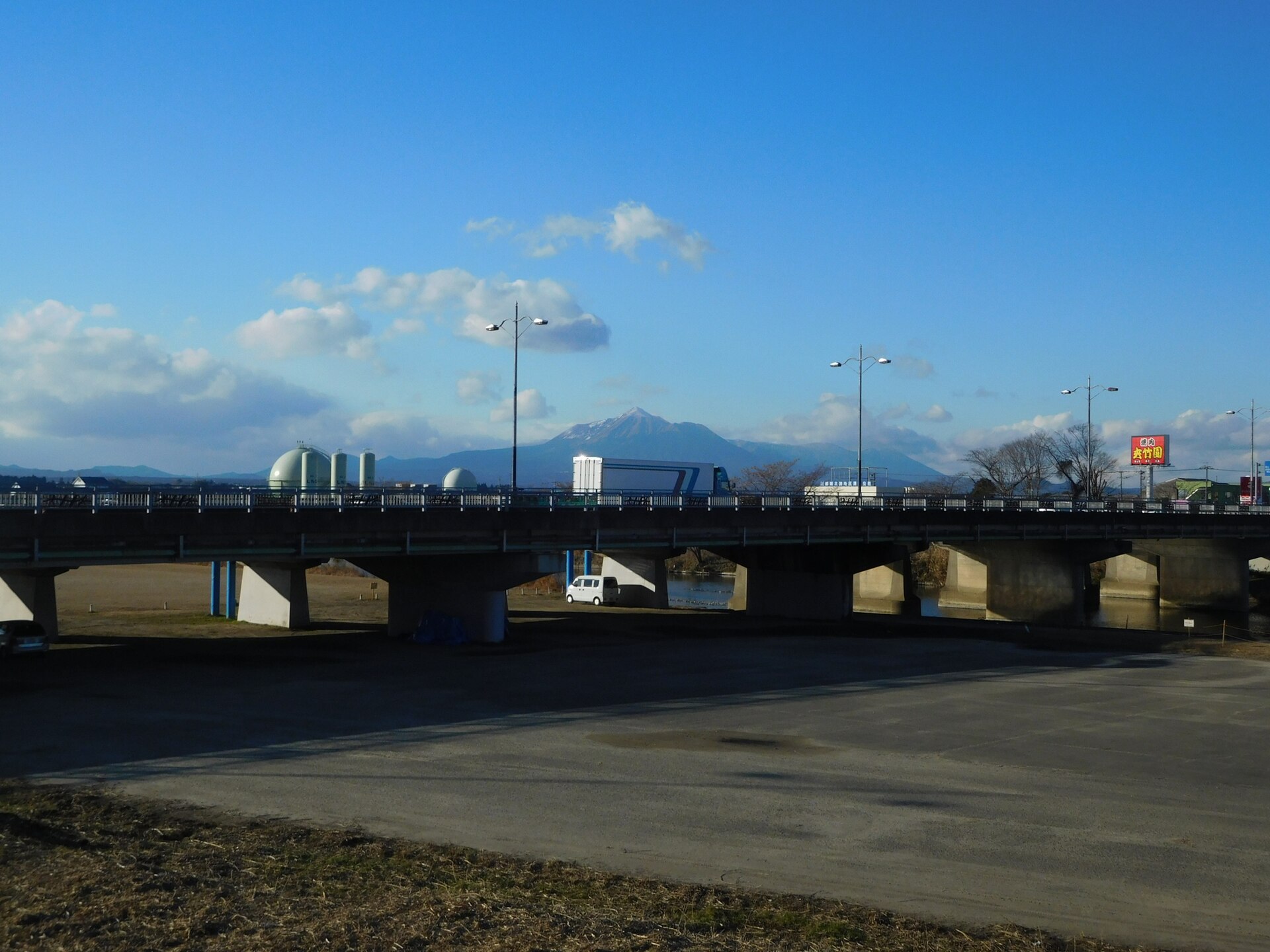 国道10号の沖水橋と霧島の山並み