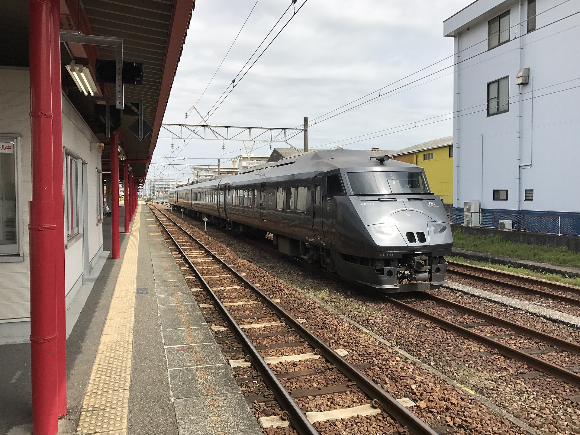 宮崎神宮駅に入る特急列車