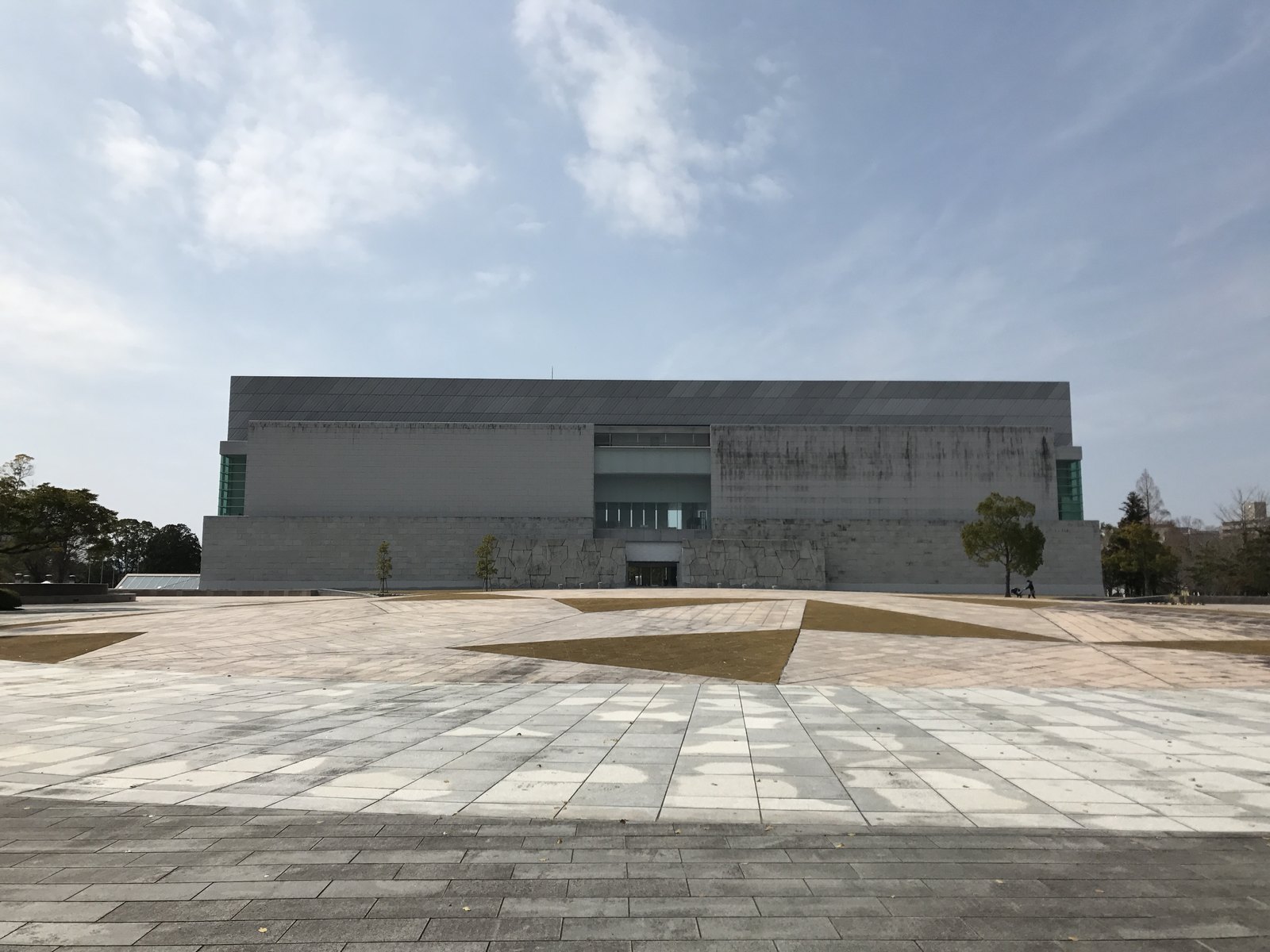 総合文化公園から望む宮崎県立美術館
