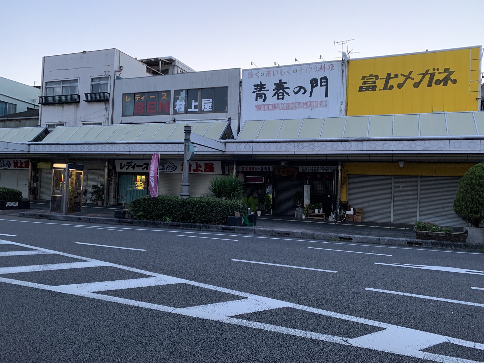 延岡中心部の店舗風景