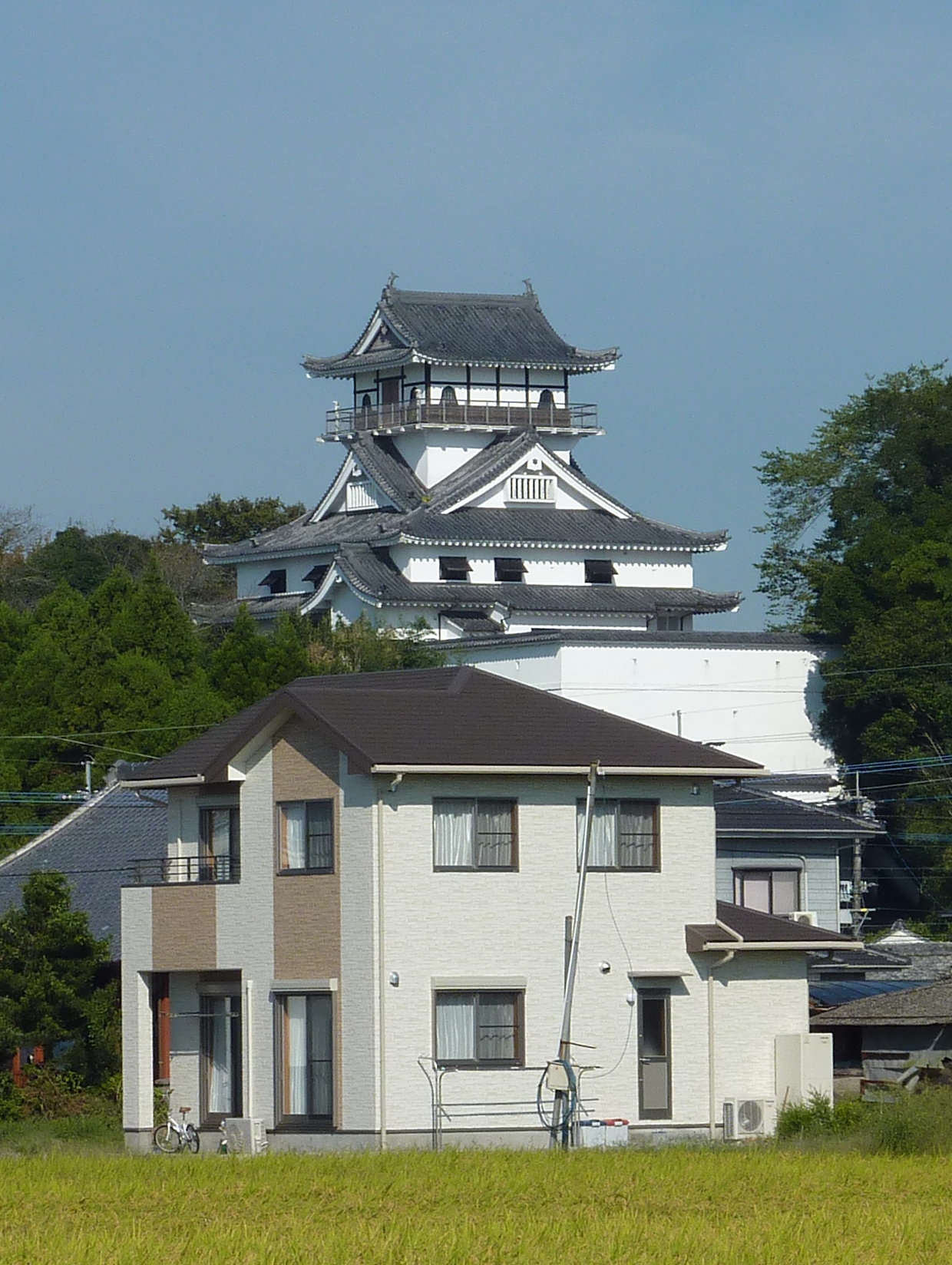 住宅地と田んぼの向こうに見える高城郷土資料館